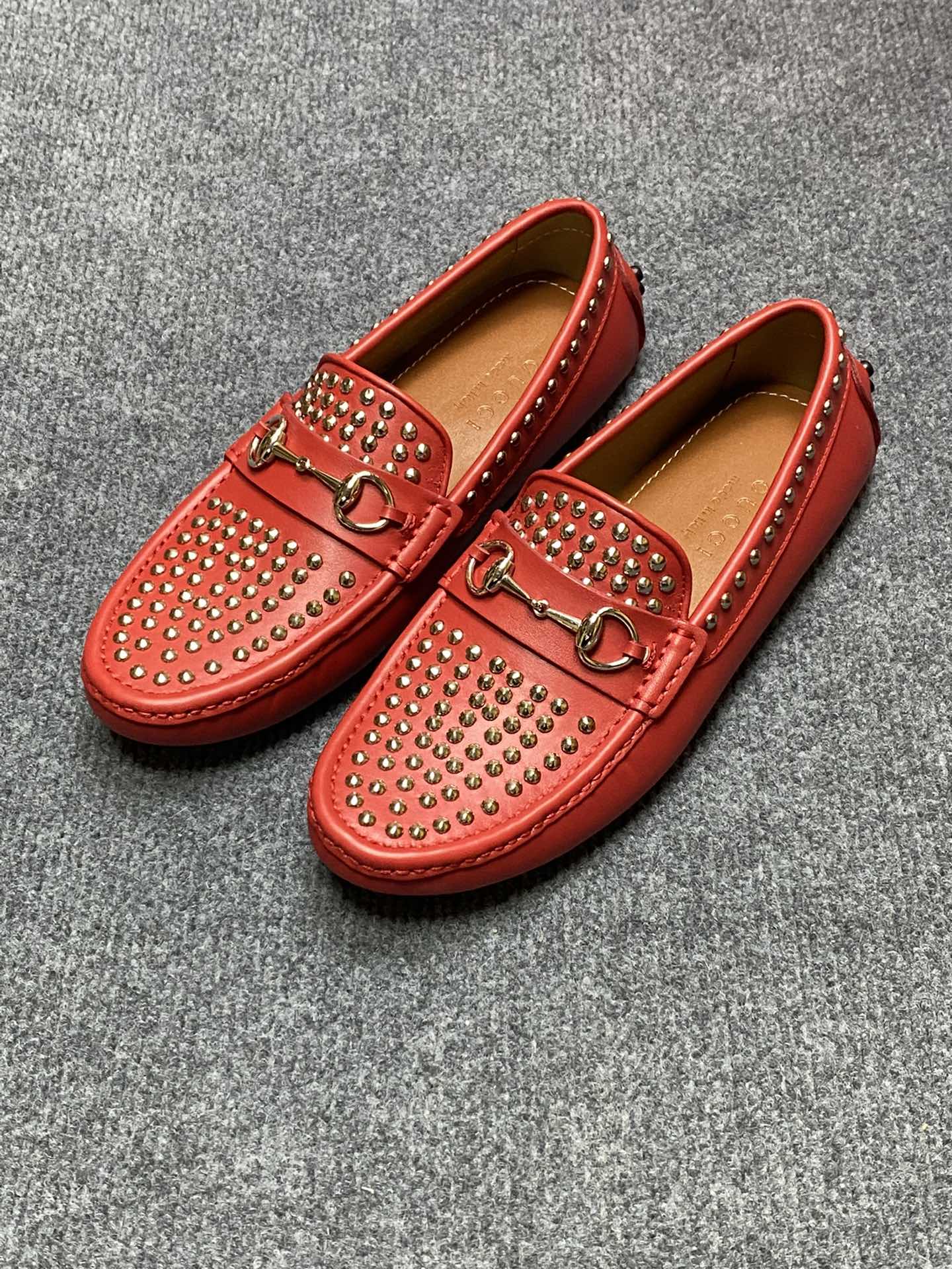 NO:271253,Guqi series of beanie shoes are on the spring and summer show. The counter is copied one by one. Original hardware, outsole. Top layer cowhide with silver spikes on the upper to the top layer cowhide inner Size: 38-45 (can be ordered 46), cowhide19860909古奇系列豆豆鞋瞩目亮相春夏秀场.专柜一比一复制.原创五金.大底.头层牛皮打银色钉鞋面头层牛皮内里Size:38-45(可订46),,cowhide,Men's shoes