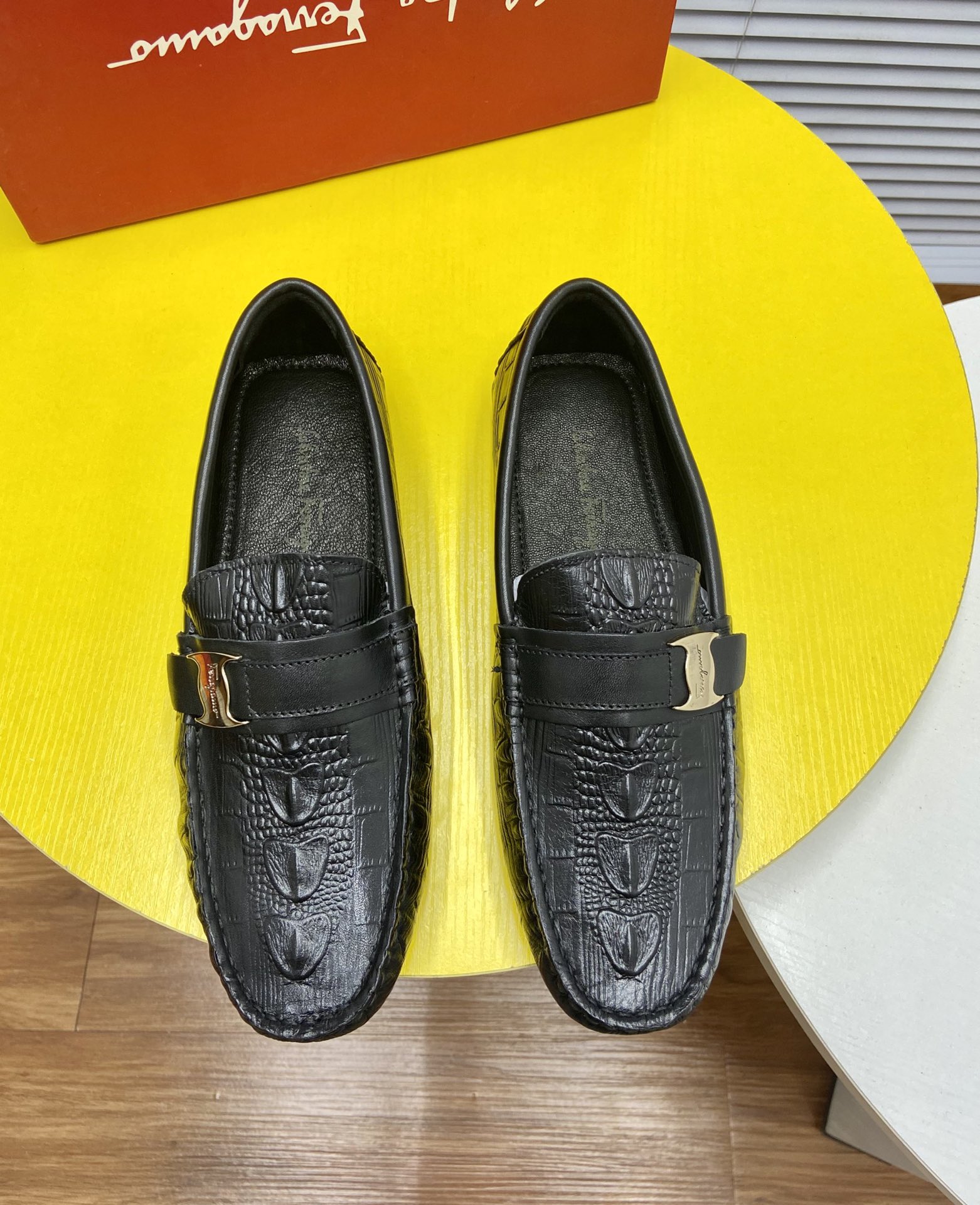 I0 高端牛里 菲拉格慕 官网 最豆豆鞋高端精品 每一步骤均紧随原厂工艺技术流程制作出货，选用皮料均是进原版皮料制做牛皮内里版型设计奢华大气，完美诠释奢华风格，