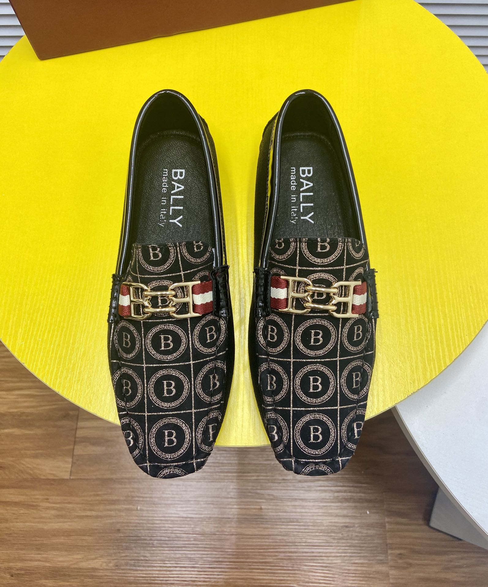 I0 高端牛里 巴利 官网 最豆豆鞋高端精品 每一步骤均紧随原厂工艺技术流程制作出货，选用皮料均是进原版皮料制做牛皮内里版型设计奢华大气，完美诠释奢华风格，