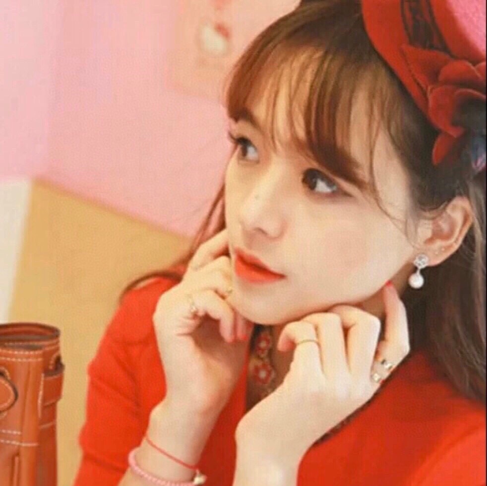 ❤️90包邮/原单代购级别
伯爵耳钉珍珠耳钉！真的是太美啦送人最佳伯爵立体玫瑰耳钉🎀🎁亚金镀白金镶嵌闪钻✨💓高档时尚气质饰品