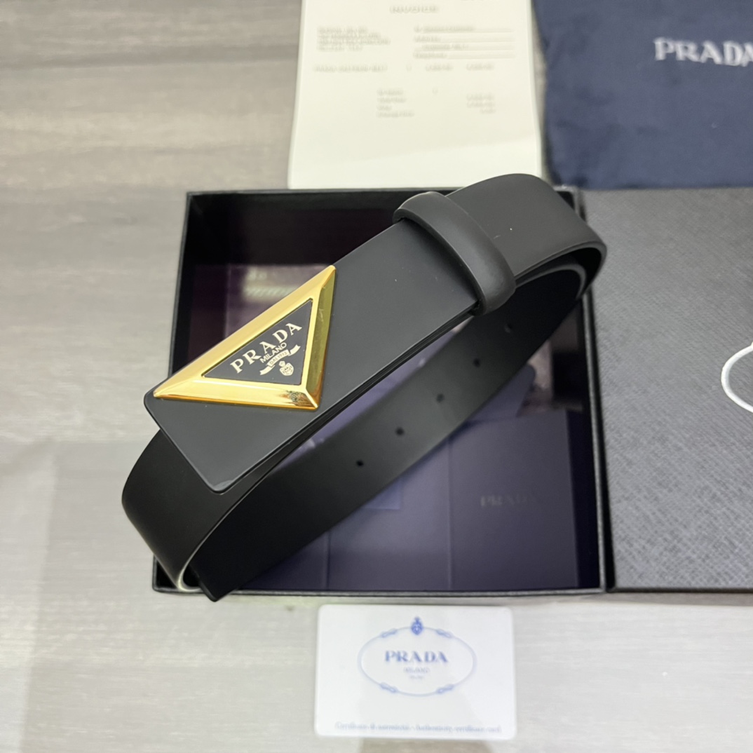 I5  Prada 普拉达  皮带腰带：单面使用专柜质量、百分百头层牛皮、24k纯钢扣、送人自用首选、保证真皮 包装：请认准图片专柜包装、送打孔器 全套包装 宽度：3.5cm 长度：国标cm-cm 不可以自行裁剪长度