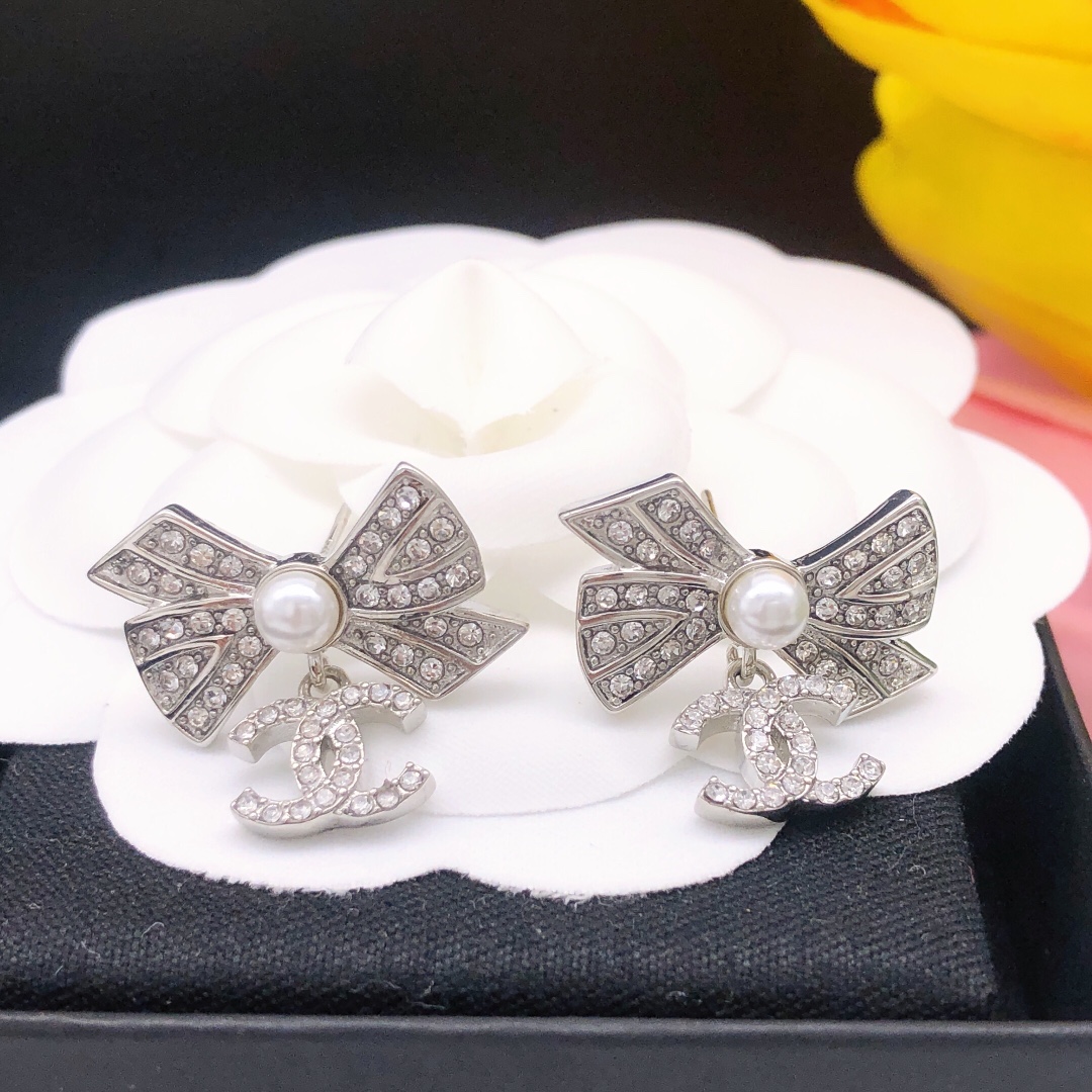 编号XED0899
【Ch@nel蝴蝶结水钻双C耳钉】2022春夏新款，超级火爆🔥找的人 超级多🔥金色，