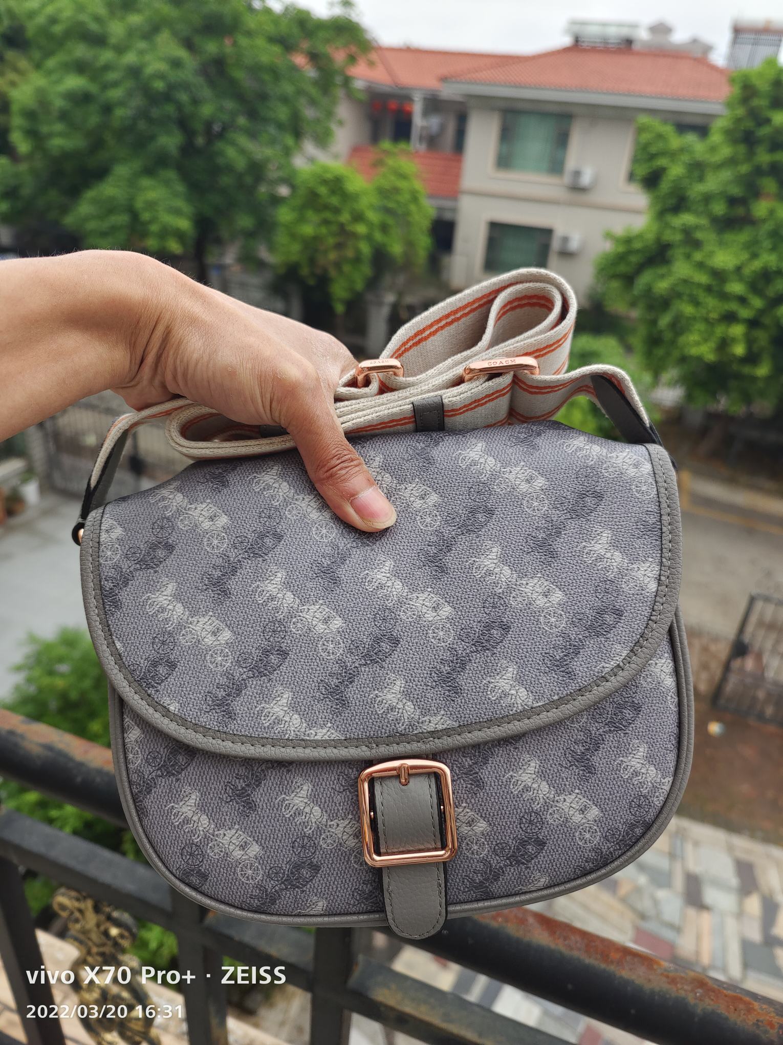 Coach 款号： C5383 coach Hitch Crossbody Bag 主打休闲风 超大翻盖与易开合玫瑰金金属扣设计是日常通勤的不二之选 Horse & Carriage 印花