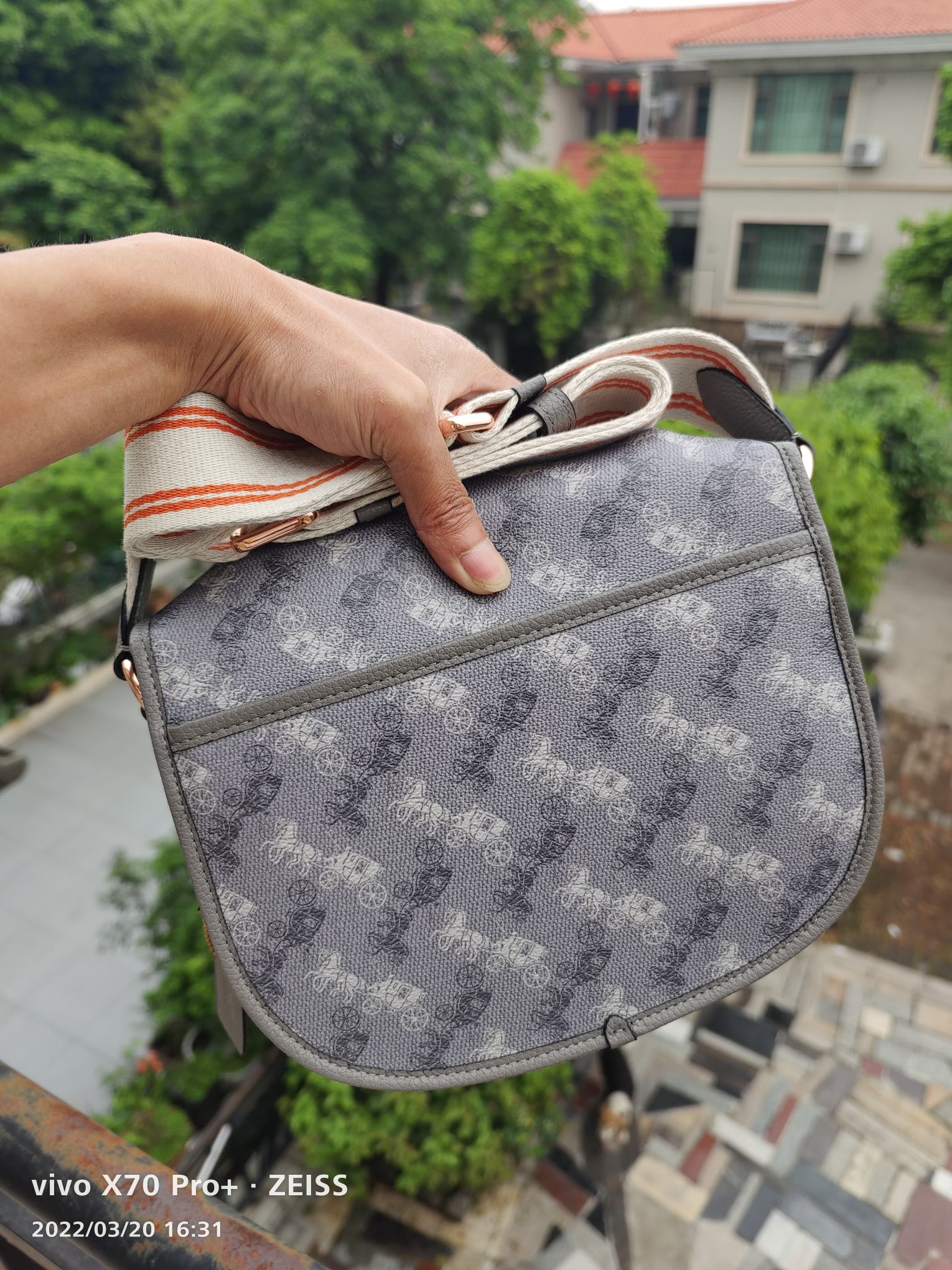 Coach 款号： C5383 coach Hitch Crossbody Bag 主打休闲风 超大翻盖与易开合玫瑰金金属扣设计是日常通勤的不二之选 Horse & Carriage 印花