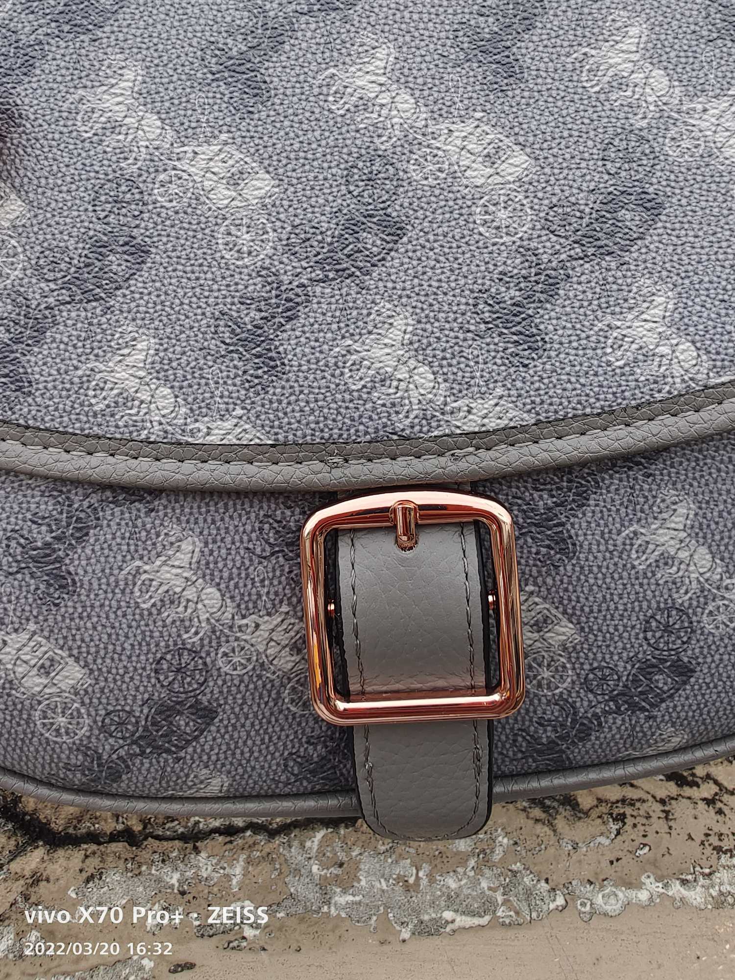 Coach 款号： C5383 coach Hitch Crossbody Bag 主打休闲风 超大翻盖与易开合玫瑰金金属扣设计是日常通勤的不二之选 Horse & Carriage 印花