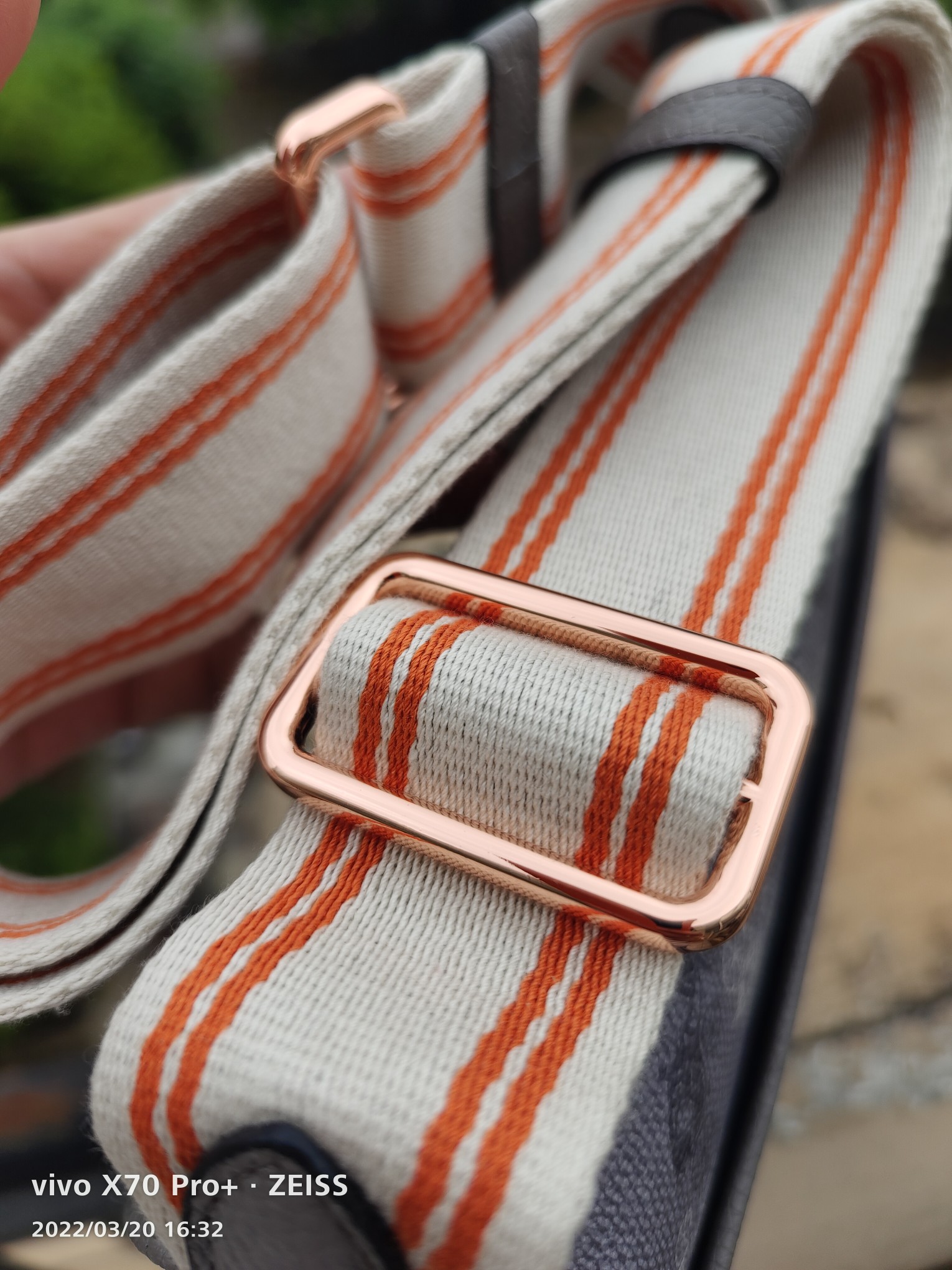 Coach 款号： C5383 coach Hitch Crossbody Bag 主打休闲风 超大翻盖与易开合玫瑰金金属扣设计是日常通勤的不二之选 Horse & Carriage 印花