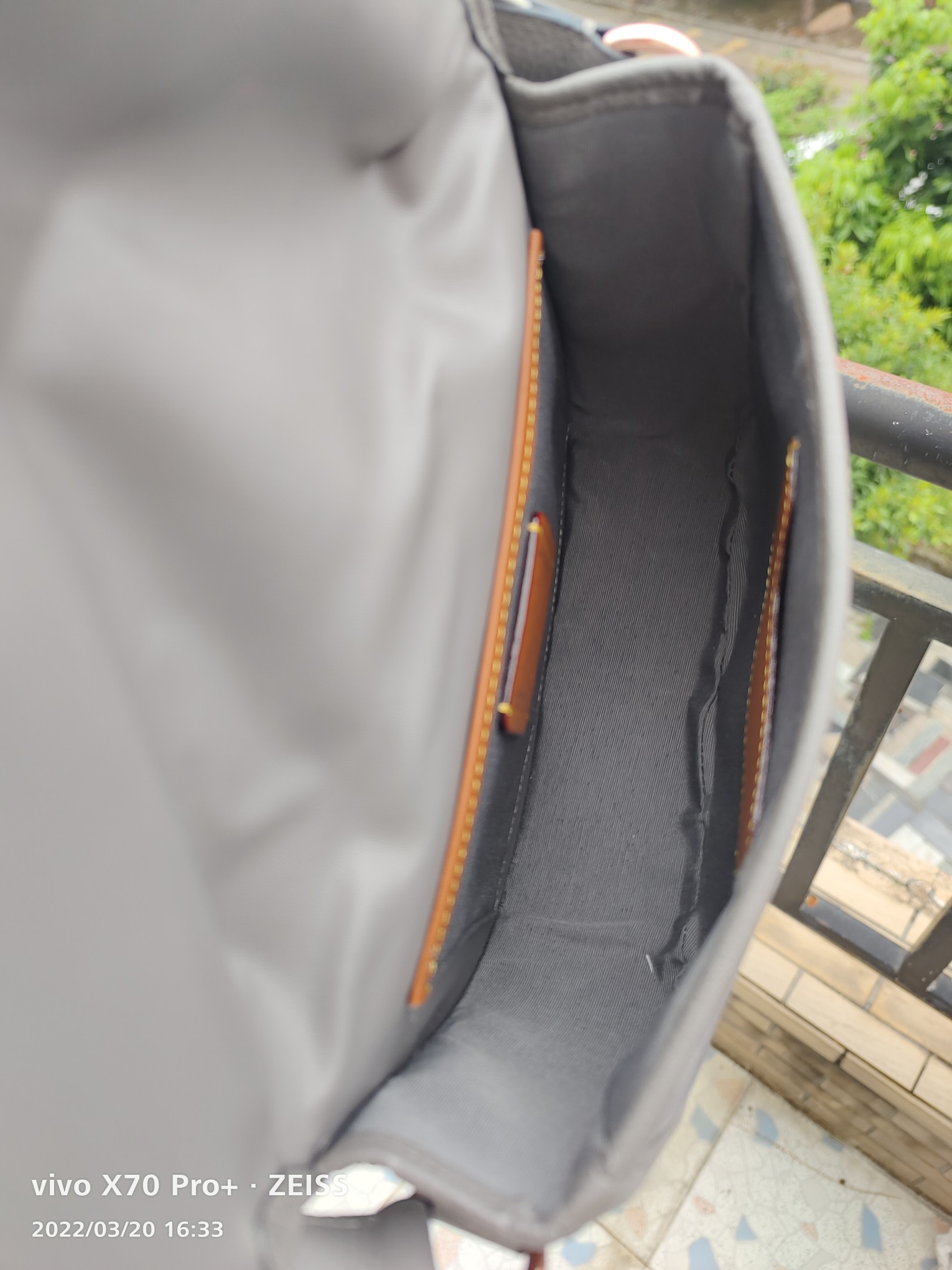Coach 款号： C5383 coach Hitch Crossbody Bag 主打休闲风 超大翻盖与易开合玫瑰金金属扣设计是日常通勤的不二之选 Horse & Carriage 印花