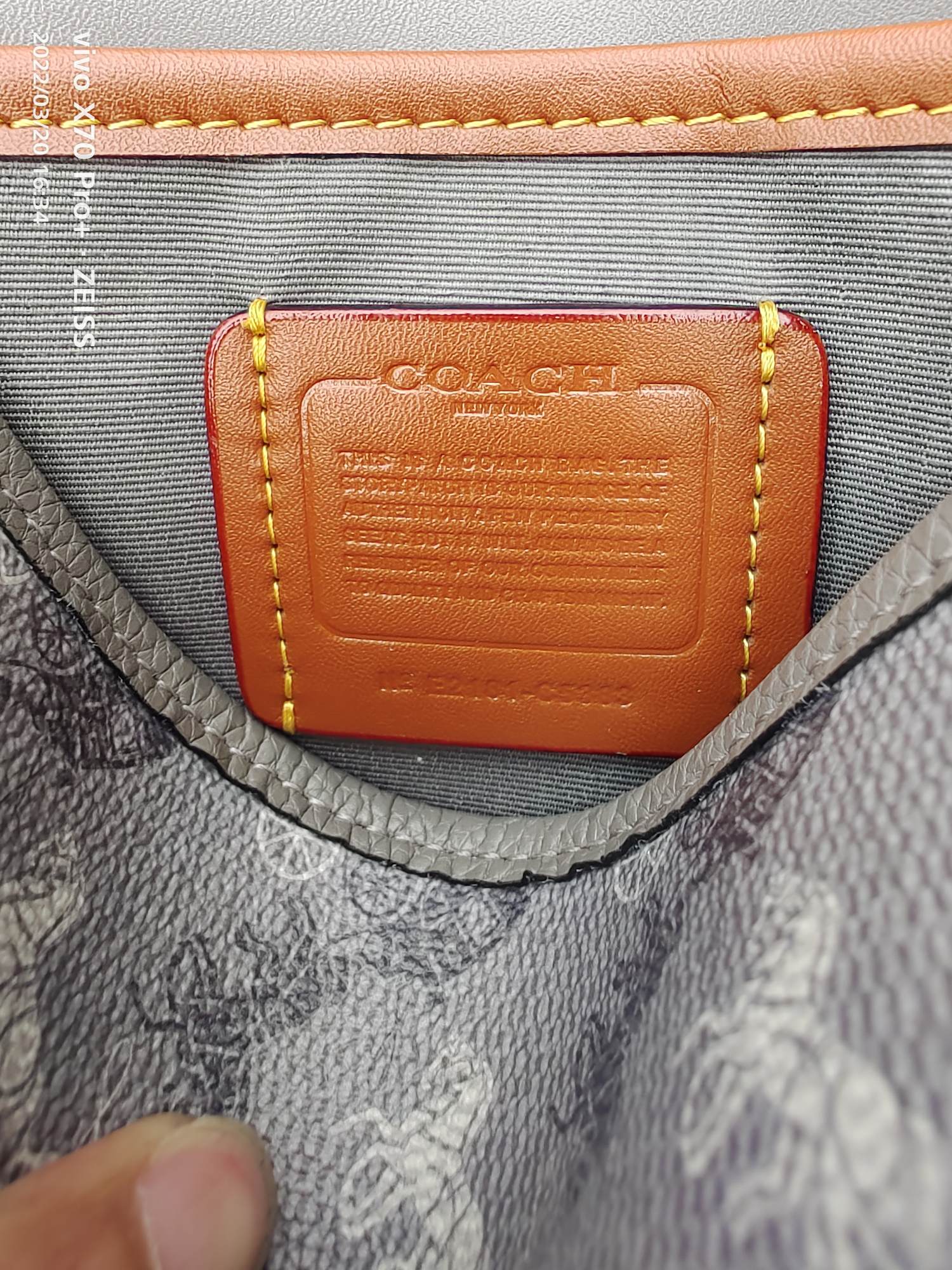 Coach 款号： C5383 coach Hitch Crossbody Bag 主打休闲风 超大翻盖与易开合玫瑰金金属扣设计是日常通勤的不二之选 Horse & Carriage 印花