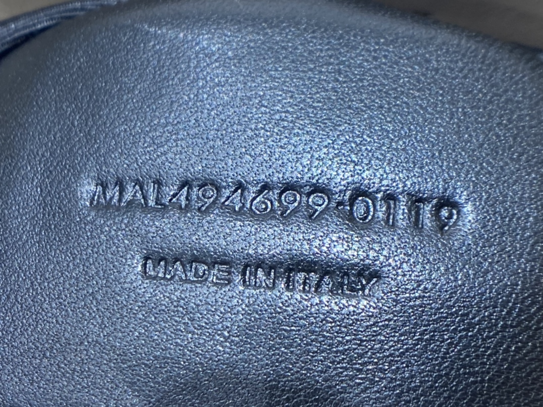 YSL LOULOU 23CM Y型绗缝链条包 494699黑色/金扣