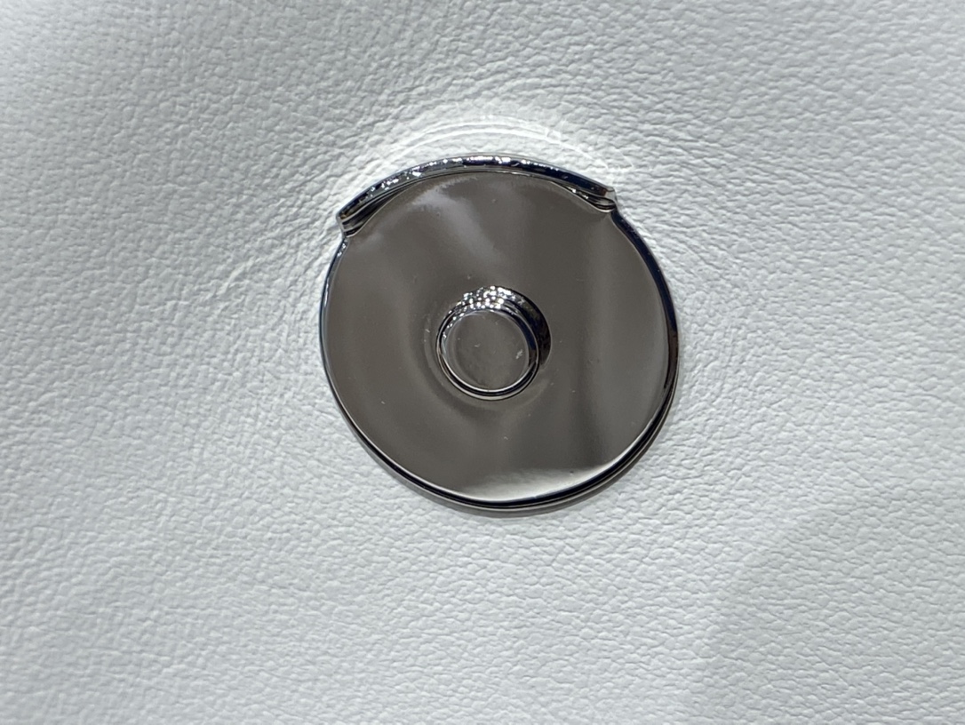 YSL LOULOU 23CM Y型绗缝链条包 494699白色/银扣