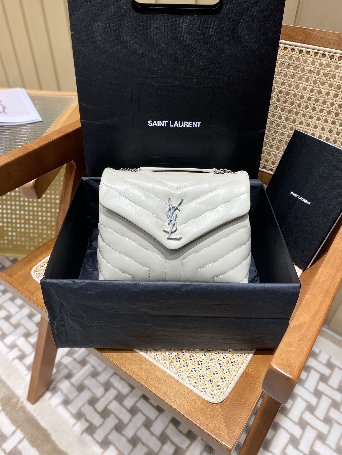 YSL LOULOU 23CM Y型绗缝链条包 494699白色/银扣