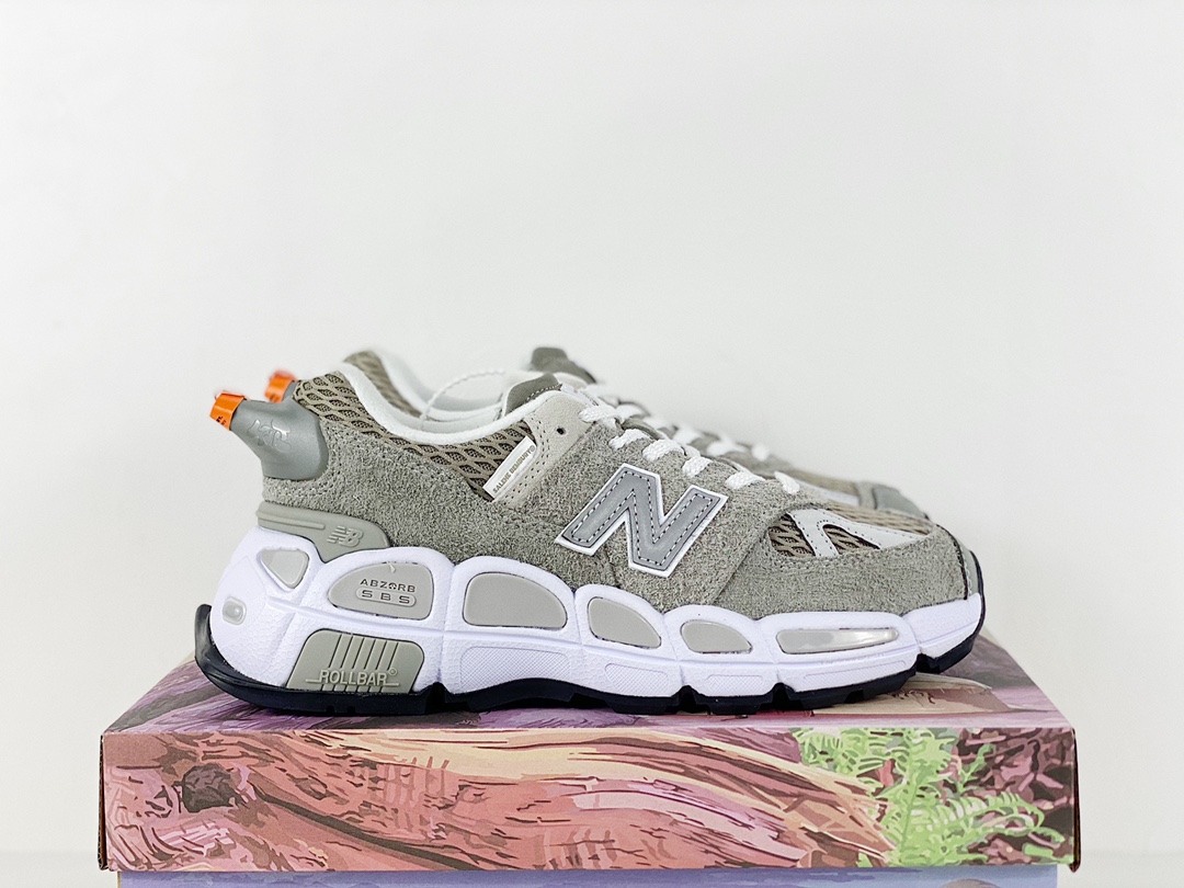 G5 纯原版本 Salehe Bembury x New Balance 574 “Yurt” 范哲思总监名联复古休跑闲步鞋 MS574YSC配采色用土灰色调，由绒毛绒面和革网眼混合而成。Salehe 增了加一种新装饰包，包白括色鹅卵石 ABZORB 中和底黑色重橡型胶外底，以白及色的“Salehe Bembury”横标向签与“New Balance”品鞋牌舌标签，彰联显名身份。