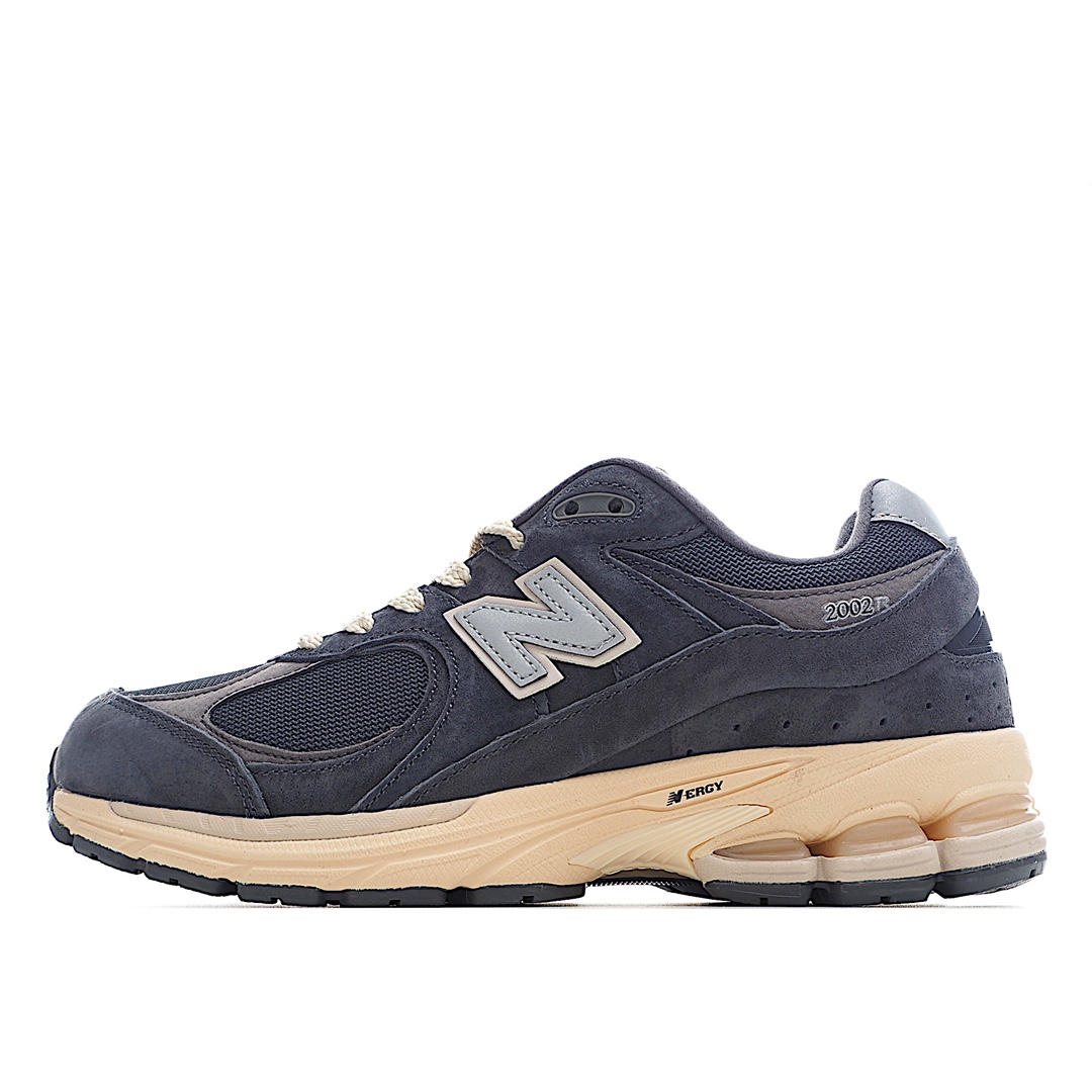 G5  玫瑰金扣New Balance 2002 复古休闲跑步鞋 反光 M 2002RHO最新出的 2002R系列，鞋款延续了经典科技，升级版N-ERGY缓震物料机能与材质上脚太舒适了，鞋面的柔软麂皮搭配尼龙网布，特别透气而且还复古感，不管是搭配牛仔裤还工装裤都是百搭