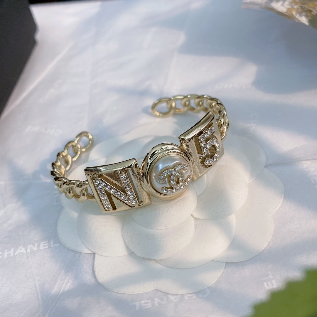  Chanel经典N5手镯，除了惊艳还是惊艳，巨美巨好看，巨巨无敌❗️简约大方日常款，风格永存，经典永在