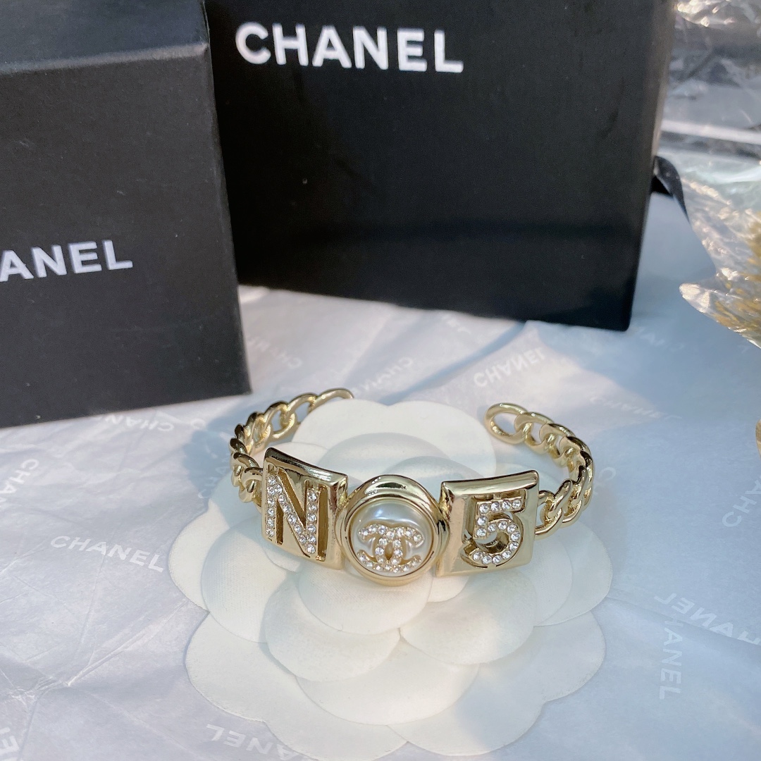  Chanel经典N5手镯，除了惊艳还是惊艳，巨美巨好看，巨巨无敌❗️简约大方日常款，风格永存，经典永在