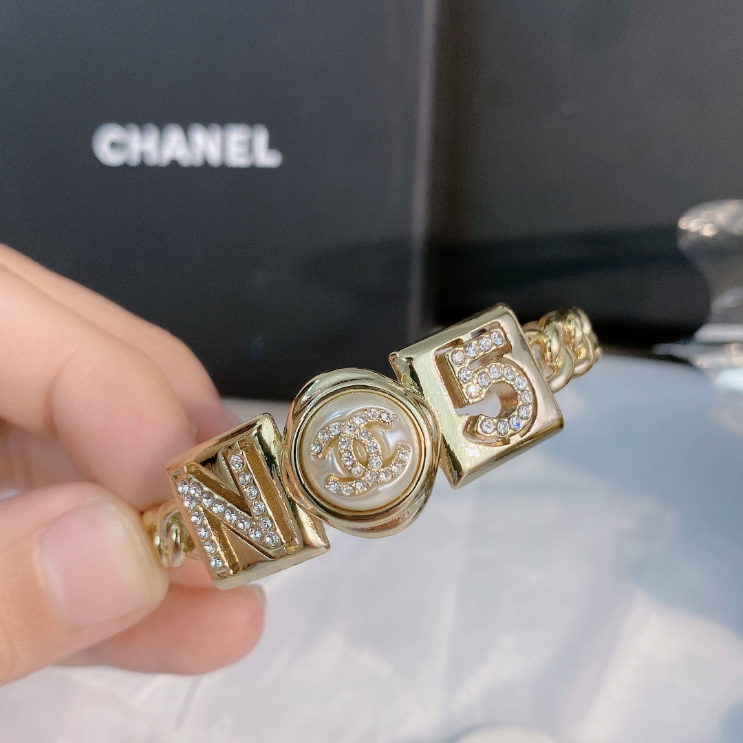  Chanel经典N5手镯，除了惊艳还是惊艳，巨美巨好看，巨巨无敌❗️简约大方日常款，风格永存，经典永在