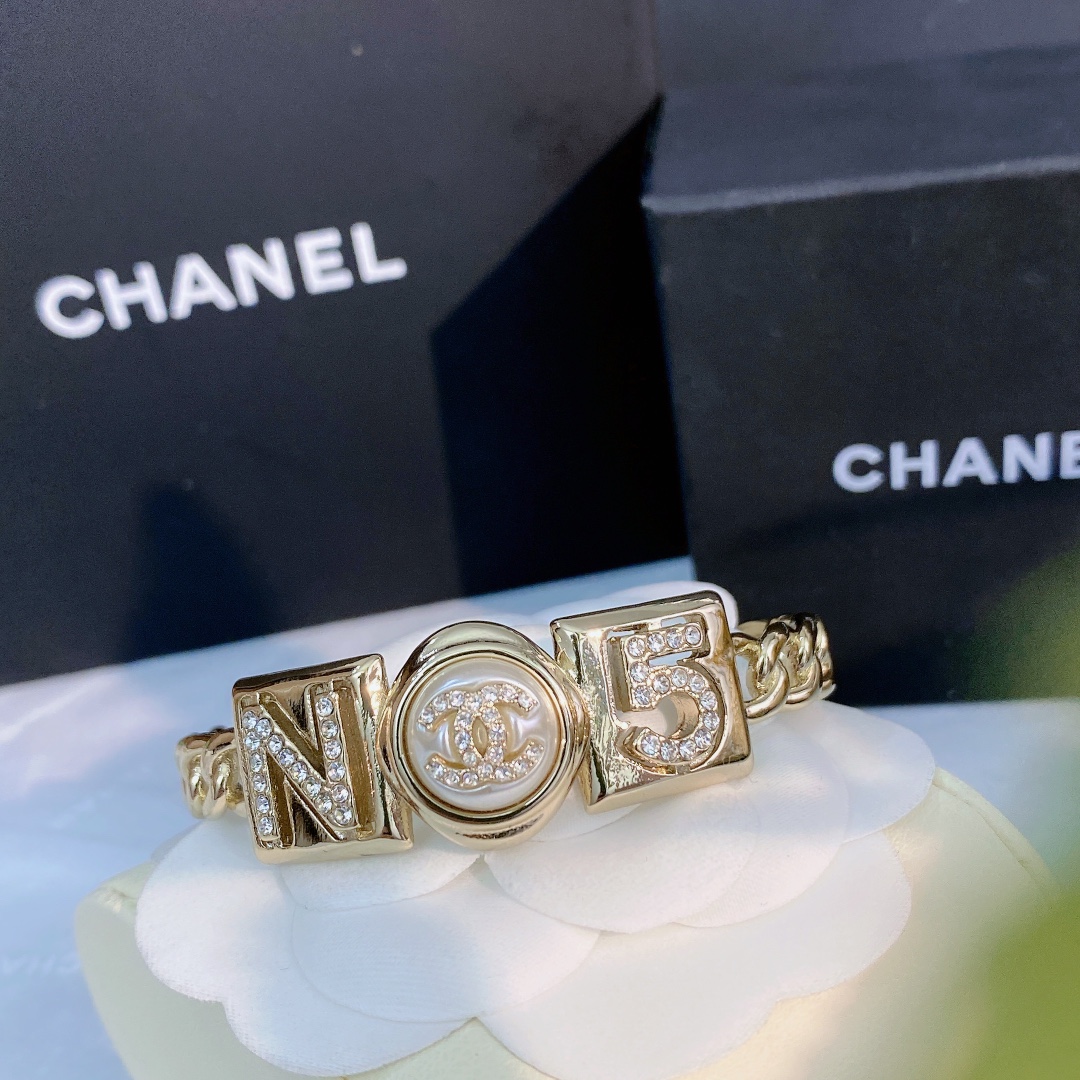  Chanel经典N5手镯，除了惊艳还是惊艳，巨美巨好看，巨巨无敌❗️简约大方日常款，风格永存，经典永在