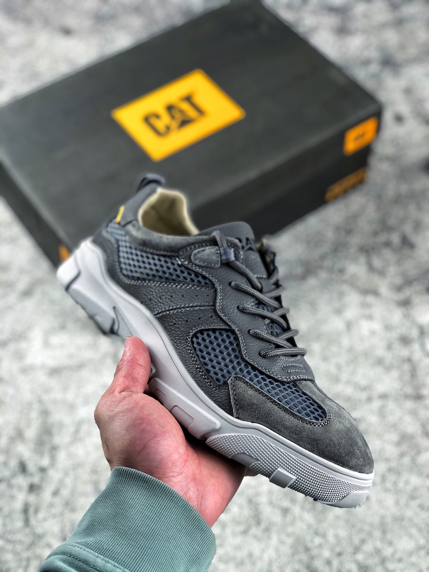 本地自取 支持放店
独家实拍CAT FOOTWEAR/ CAT 卡特工装 休闲复古潮鞋系列 YR2610透气镂空、非常合适穿搭 鞋身轻便 舒适性相当不错 #原厂代工 正单规格生产 头层小牛皮 橡胶大底 出口外贸订单 鞋子细节几乎和正品一模一样 上身随意搭配 百看不厌
Size:38-44皮鞋码