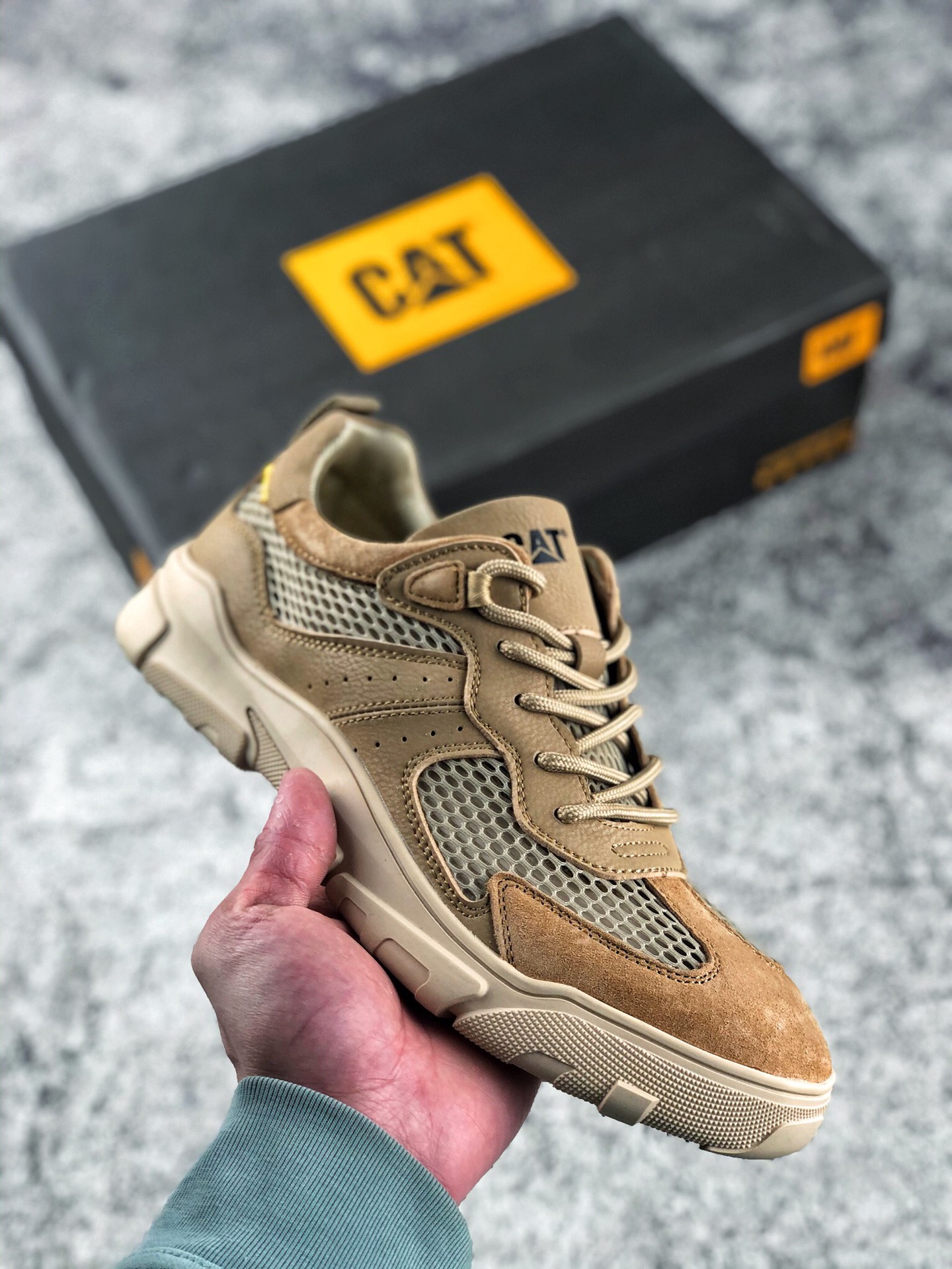 本地自取 支持放店
独家实拍CAT FOOTWEAR/ CAT 卡特工装 休闲复古潮鞋系列 YR2610透气镂空、非常合适穿搭 鞋身轻便 舒适性相当不错 #原厂代工 正单规格生产 头层小牛皮 橡胶大底 出口外贸订单 鞋子细节几乎和正品一模一样 上身随意搭配 百看不厌
Size:38-44皮鞋码