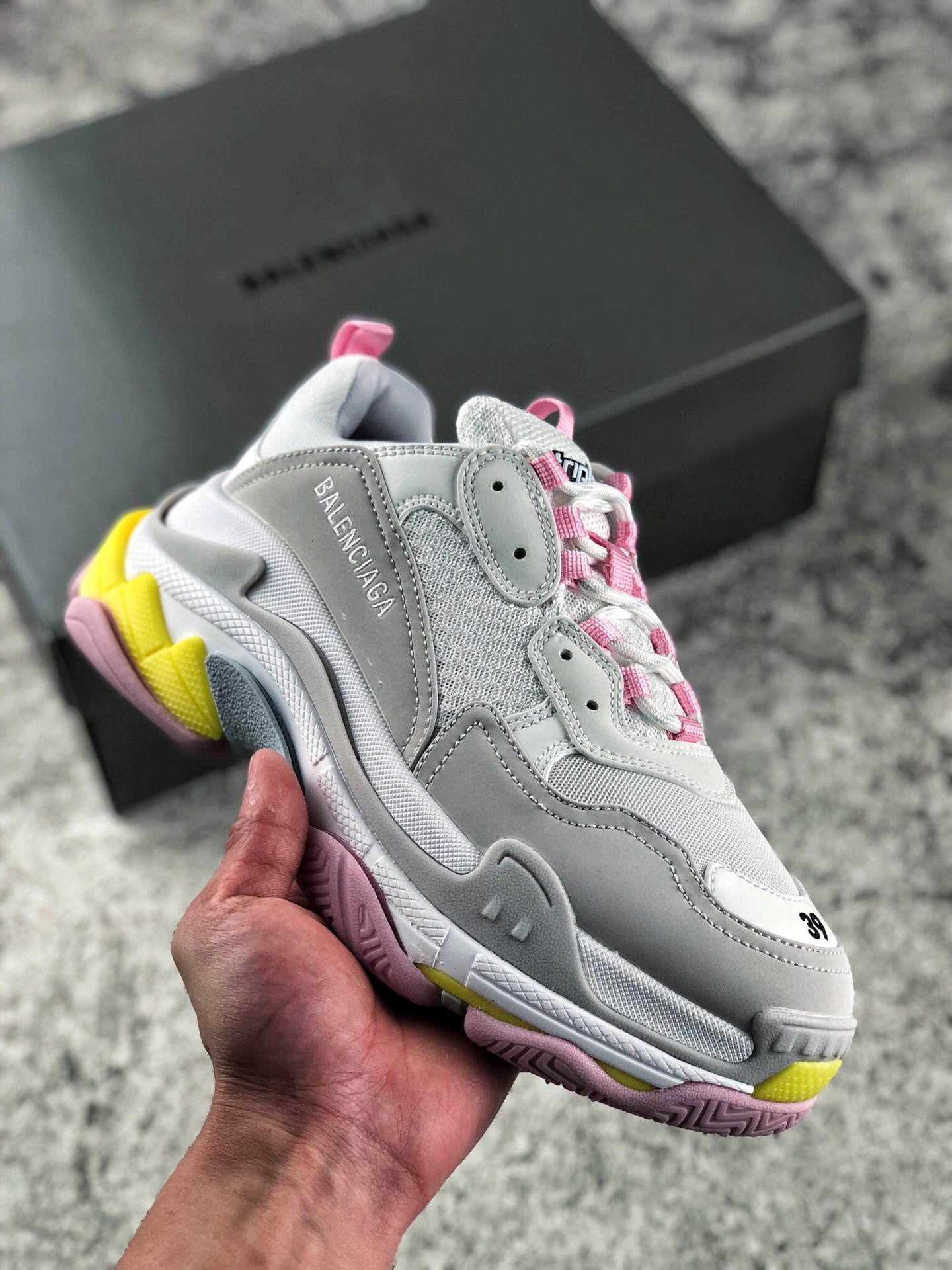 本地自取 核心放店
Balenciaga Triple S 马卡龙
巴黎世家 19官方发售版本
意产纯原版本 全码出货通知‼
正确字体电绣 粗细、位置、大小正确
侧边TPU 透气孔匹配意产原版
正确八层分离大底，TPU软底 原版一致
