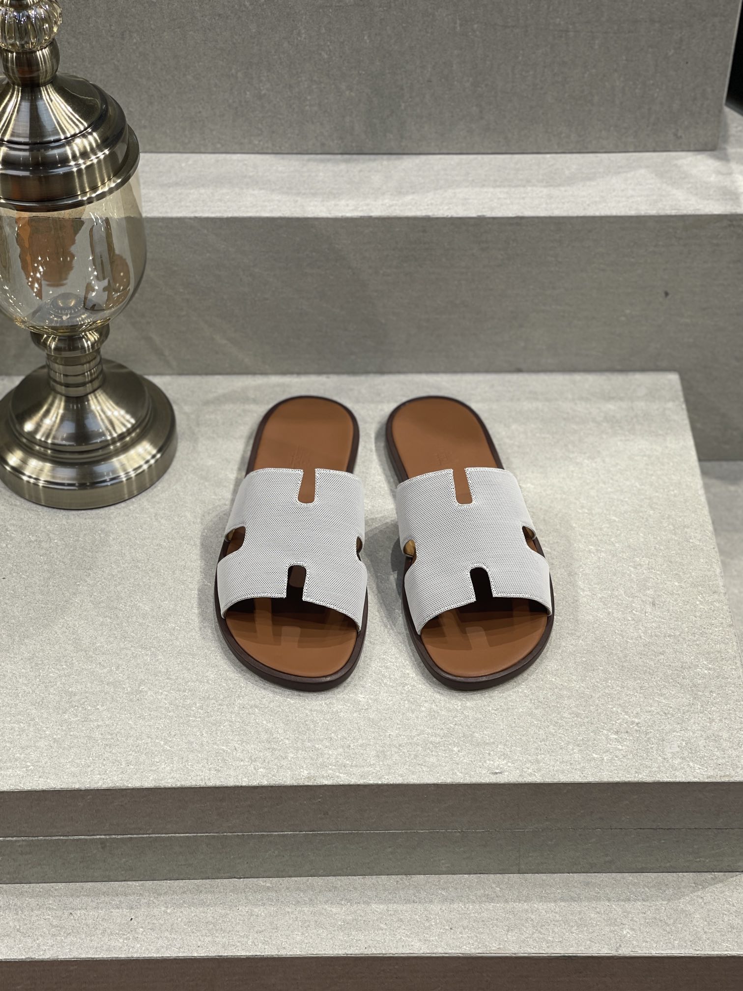 NO:242881,New color latest upgraded version of men's cool and elegant H slippers, pure hand/craft products, supreme purchasing level! Herme℃ Aimas classic men's H slippers. Adopted: French imported swift leather, with excellent texture.. High-end customized version (one-to-one) handmade. High-end customization, exclusive products, industry's highest version Genuine mold customization Latest counter promotional model... Outsole-counter consistent: Italian handicraft workshop Imported Europe A-grade genuine leather sole Heavy money development: a full set of paired steel molds, perfect paired genuine logo, exclusive paired genuine fonts, each pair of products has a counter/: Craftsman code size: 39-45 (39. 45) Customized - No return and exchange New upgrade synchronization, slippers, hermes, stuart weitzman, slippers19860909新色最新升级版皮男士潇洒 H拖鞋,纯手/工艺产品 ,至尊代购级！ Herme℃愛玛士万年经典 男士 H拖鞋. 采用: 法国进口 swift皮,质感超赞.. 高级定制版师级（一对一）手工制作. 高端订制,独家产品 ,行业最高版本 正品开模定制 最新专柜宣型… 大底-专柜一致:意大利手工坊 进口欧洲 A级 真皮底 重金开发:全套对版钢模,完美对版正品logo,独家对版正品字体,每一对产品都压有专柜/:工匠码 size: 39-45(39. 45 )定做-不退换 全新升级同步,拖鞋,hermes,stuart weitzman,slippers,Women's Shoes