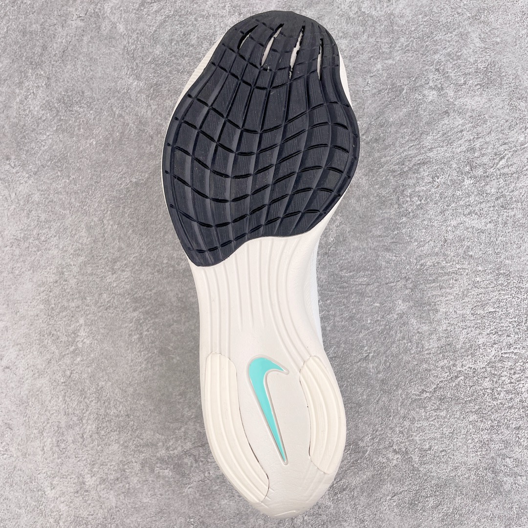 图片[9]-＃纯原福利 NK ZoomX Vaporfly Next% 马拉松二代跑鞋 细节整体升级 这款next%和上一款4%的鞋最大区的别于在鞋面面料 鞋面使用了全新 Vaporweave 科技 这种类似蝉翼的材质相比 Flyknit 更加轻薄透气 非对称的鞋带系统和泡棉护垫的加入令舒适度更高 鞋头辅以超大的 Swoosh 点缀 再配上流线型外观设计 时尚感十足 尺码：36 36.5 37.5 38 38.5 39 40 40.5 41 42 42.5 43 44 44.5 45-选品中心