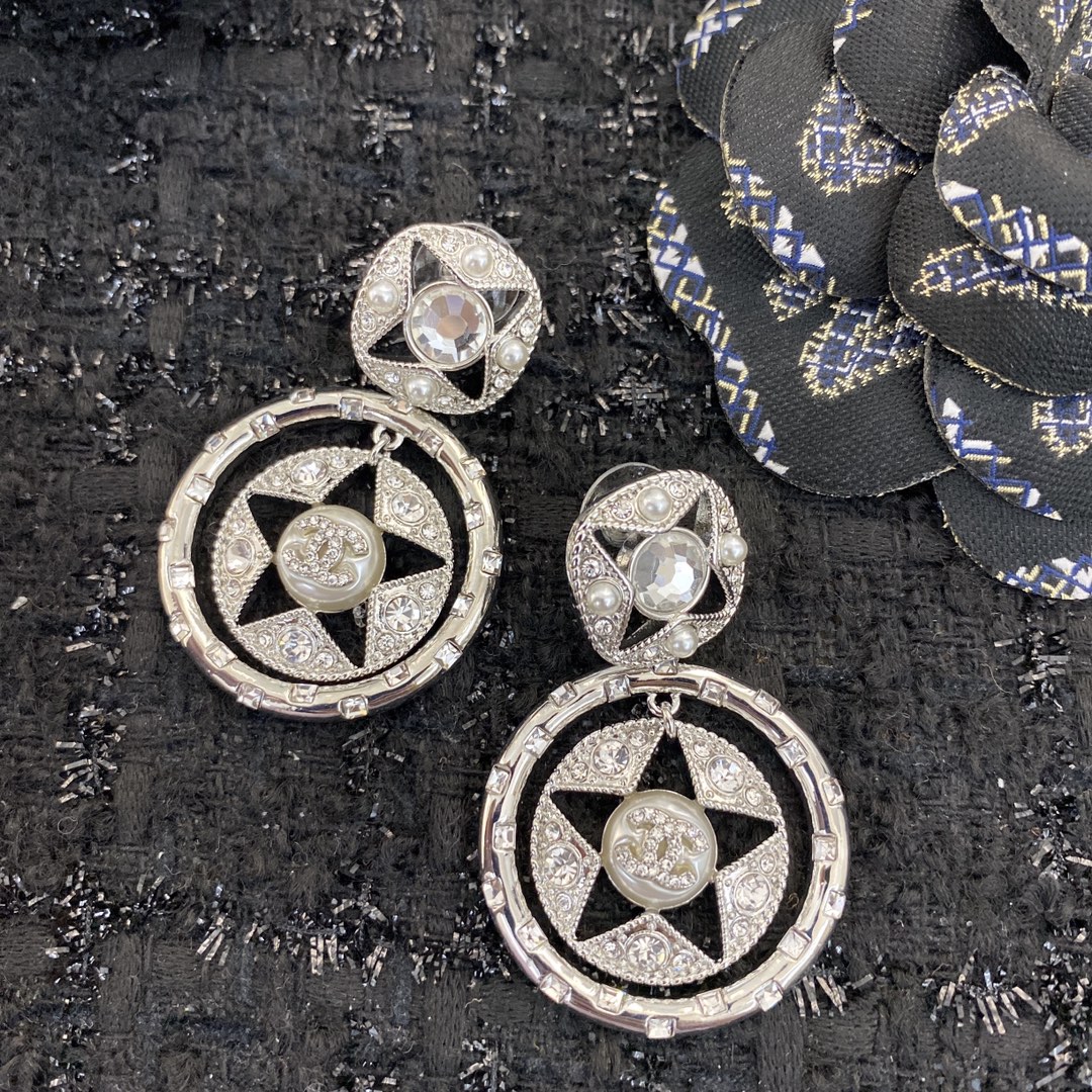 P150 编码E1754 0990120
🛍耳钉热销款火爆上新❣
🛍同步专柜‼️独家高端品质实拍图‼️代购级别‼️做工精致细腻👍重工版本😎超级仙女唯美的一款🧐做工超级细心无漏洞🤩媲美zp🌟买到就是赚到❤️