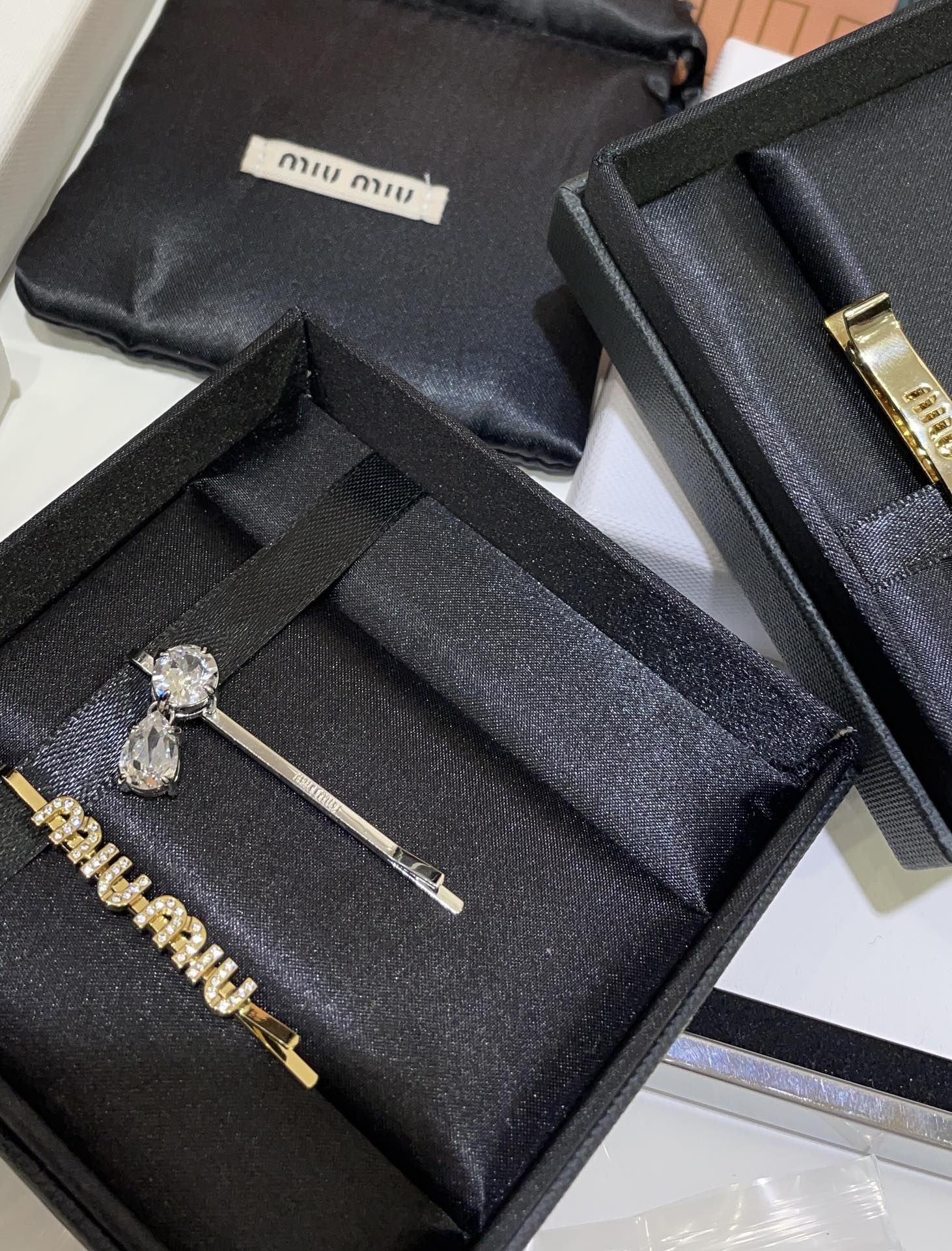 NO:632153,88200. Ready stock with quick hands. The new princess rhinestone letter clip set. The hairpin set that makes girls happy is so exquisite. It can be used to clip bangs and broken hair. It is super practical. The set includes one gold full diamond letter style and one silver rhinestone style. Z version development and customization. Brass material. Swarovski diamonds, hairpins, Cartier high-end jewelry.1986090988200.现货拼手速 新款公主水钻字母一字夹套装 少女心爆棚的发夹套装太精致了 可以用来夹刘海、夹碎发,超级实用 一套包括金色满钻字母款、银色水钻款各一只 z版开发定制 黄铜材质 施华洛钻,,hairpins,卡迪亚高端饰品,Jewelry