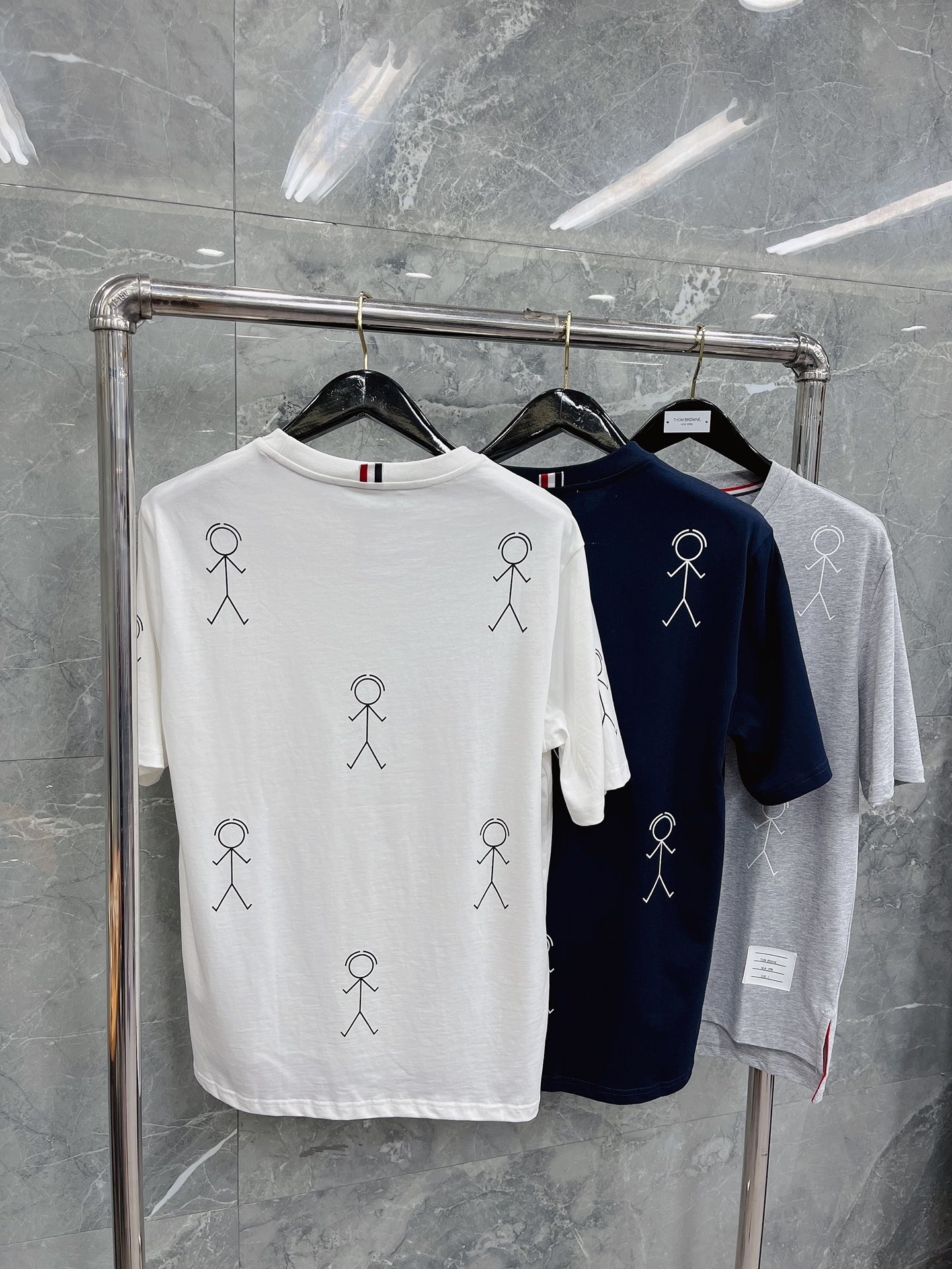 톰브라운 스틱맨 프린트 코튼 오버핏 남녀공용 반팔 티셔츠 상세 이미지 3