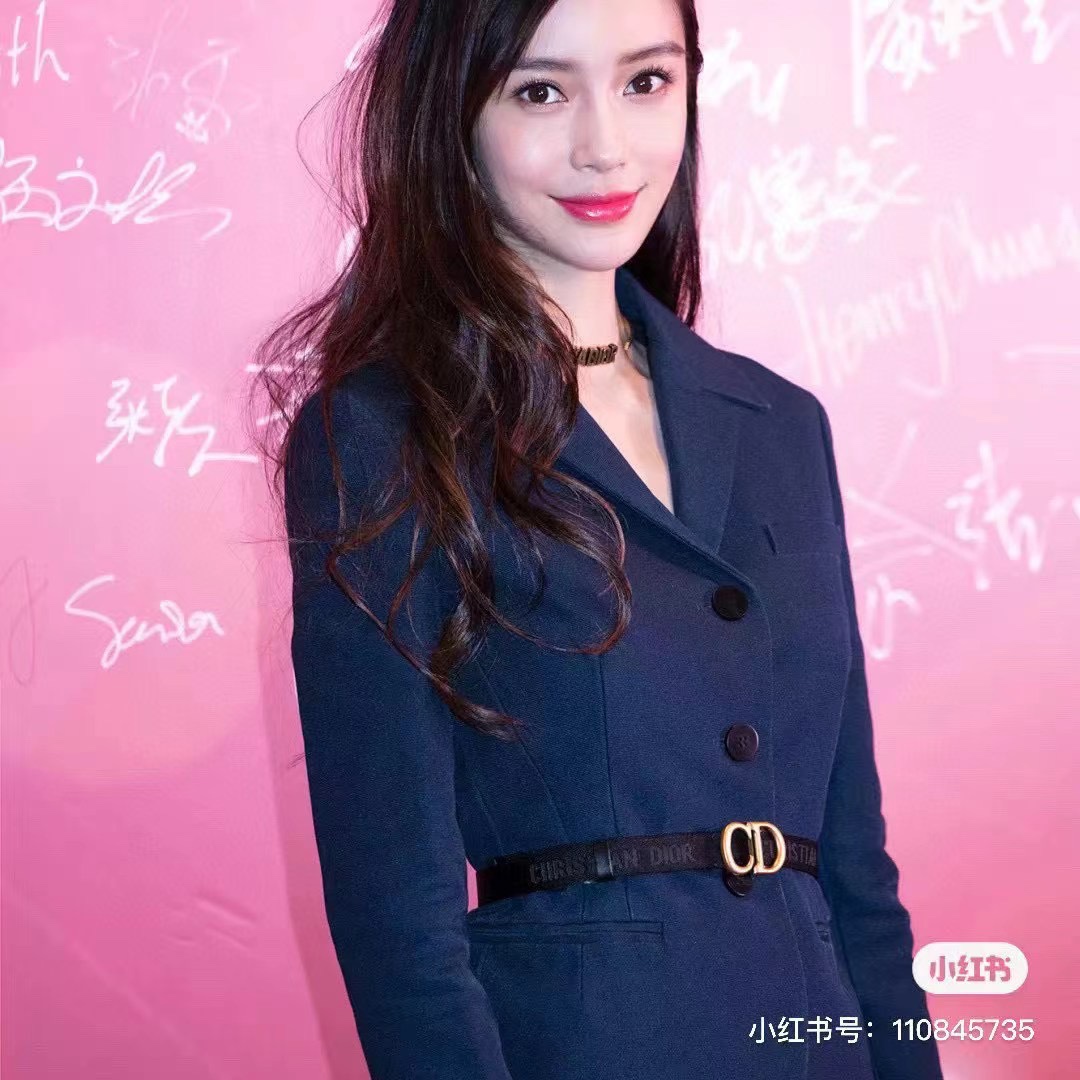 G5 迪奥 明星都爱的一款腰带,我自己也很喜欢,搭配牛仔裤或者西装都很Nice.很多小个子女生怕穿西装撑不起来 中间扎一条腰带就可以完美解决还能提升腰线 穿出大长腿 真心好看 买ta