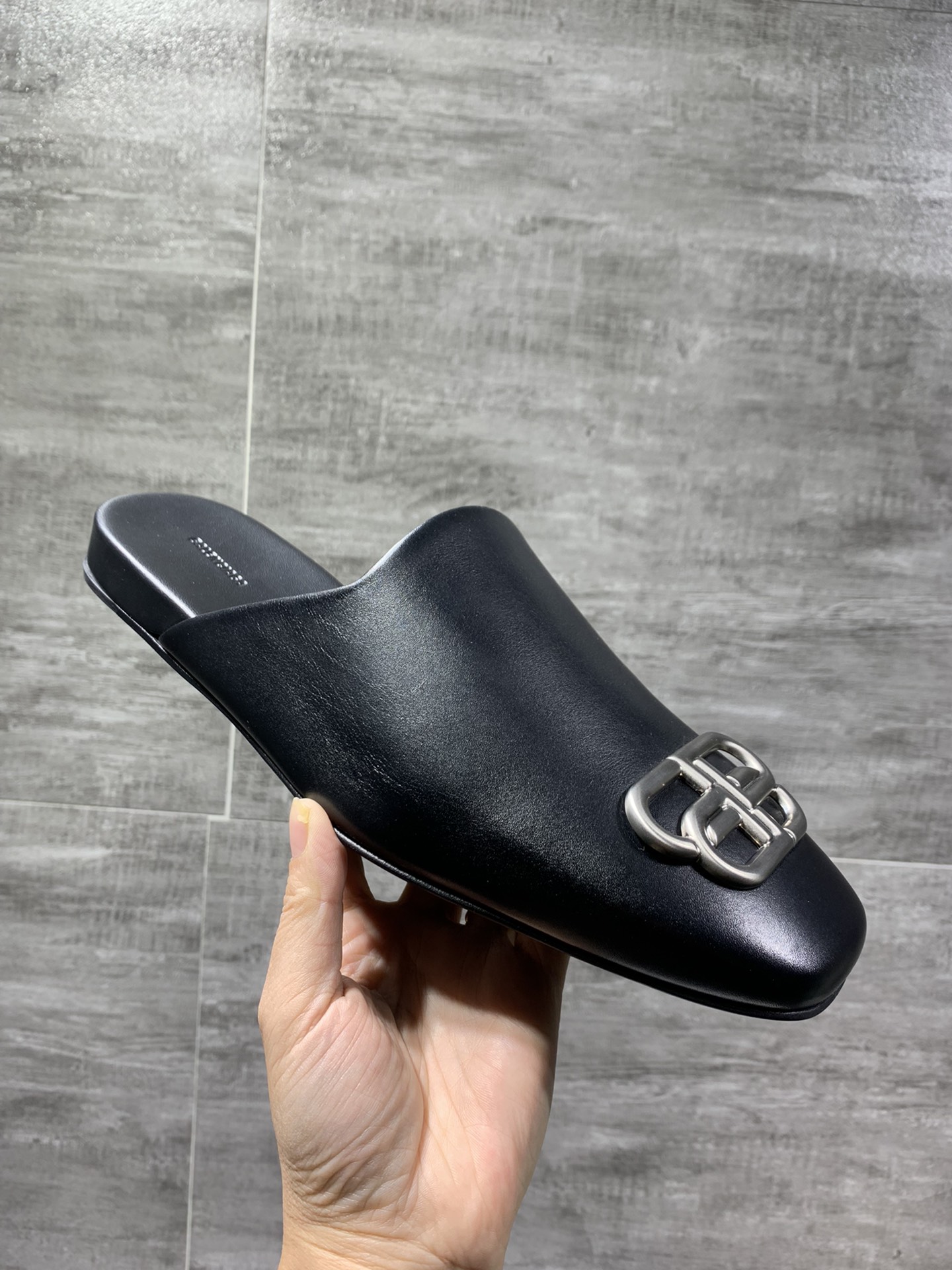NO:615161,BALENCIAGA^】Top version - High-end boutique slingback mules, genuine leather sole slippers, original one-to-one development, purchasing level - Upper material, top original imported cowhide leather surface, upper BB logo, same color insole with embossed micro-label - Unique British fashion style - The inner foot pads are all made of top-grade cowhide - Original custom-made exclusive leather outsole -Size  39-46 (38,4546 customized, non-refundable and non-exchangeable), semi-trailers, balenciaga, slippers, cowhide, Leather soles19860909BALENCIAGA^】顶级版本 -高端精品露跟穆勒鞋,真皮底拖鞋、原版一比一开发,代购级别 -鞋面材质,顶级原版进口牛皮面,鞋面BB标识,同色系鞋垫 浮印微标 -独特英伦时尚风 -内里垫脚均用顶级牛皮 -原版订制专属真皮大底 -Size 39-46（38,4546订制不退不换）,半拖,balenciaga,slippers,cowhide,Leather soles,Women's Shoes