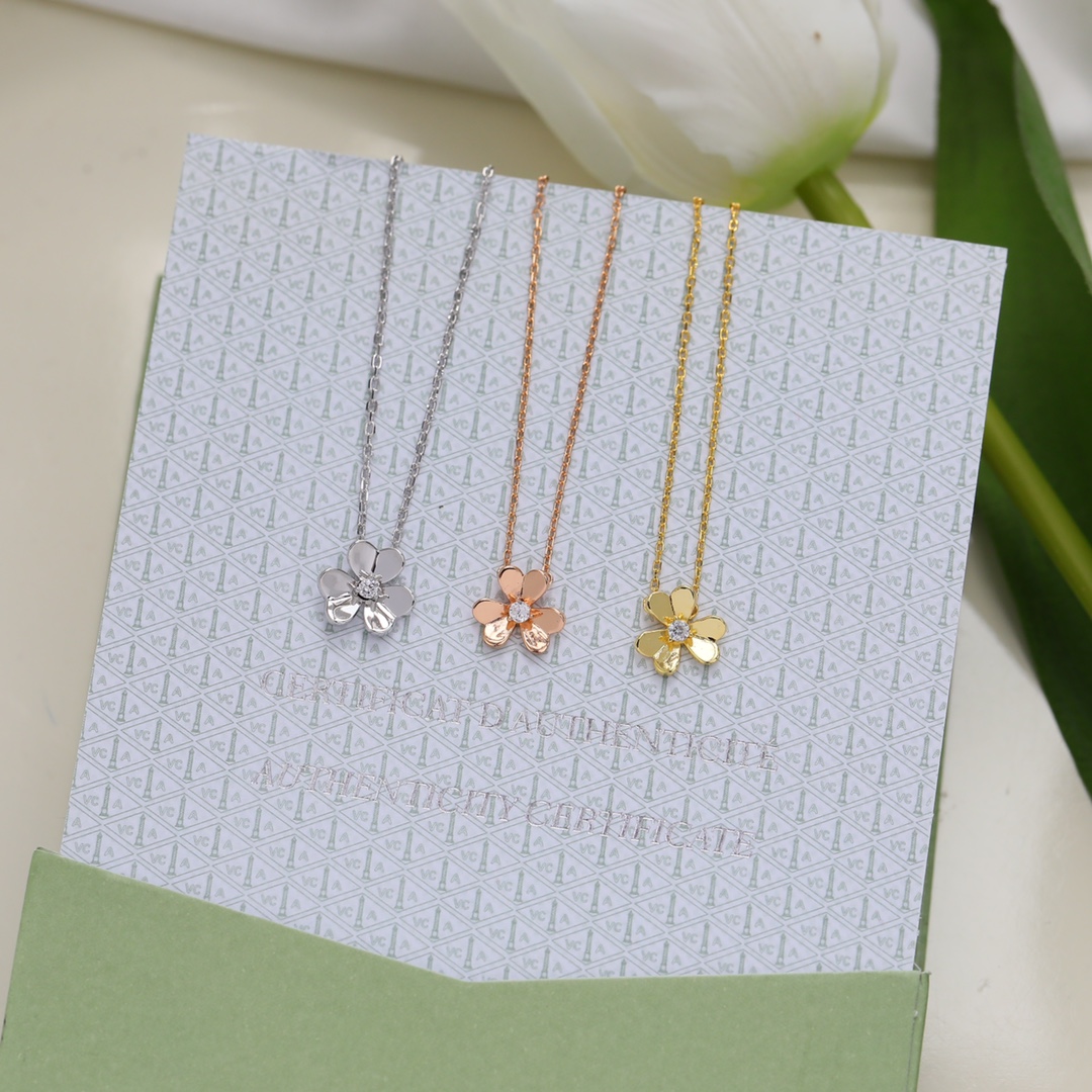 NO:101304,Van Cleef & Arpels VCA Diamondless Clover Necklace Shipped Original Prismatic Buckle To the original logo S925 Sterling Silver Material High Quality 45cm length can be adjusted, Vac necklace, van cleef, necklace, pure silver19860909梵克雅宝 VCA 无钻三叶草项链 出货啦 原版棱形扣 到原版logo S925纯银材质 高品质 45cm长度可以调节,Vac项链,van cleef,necklace,pure silver,Jewelry