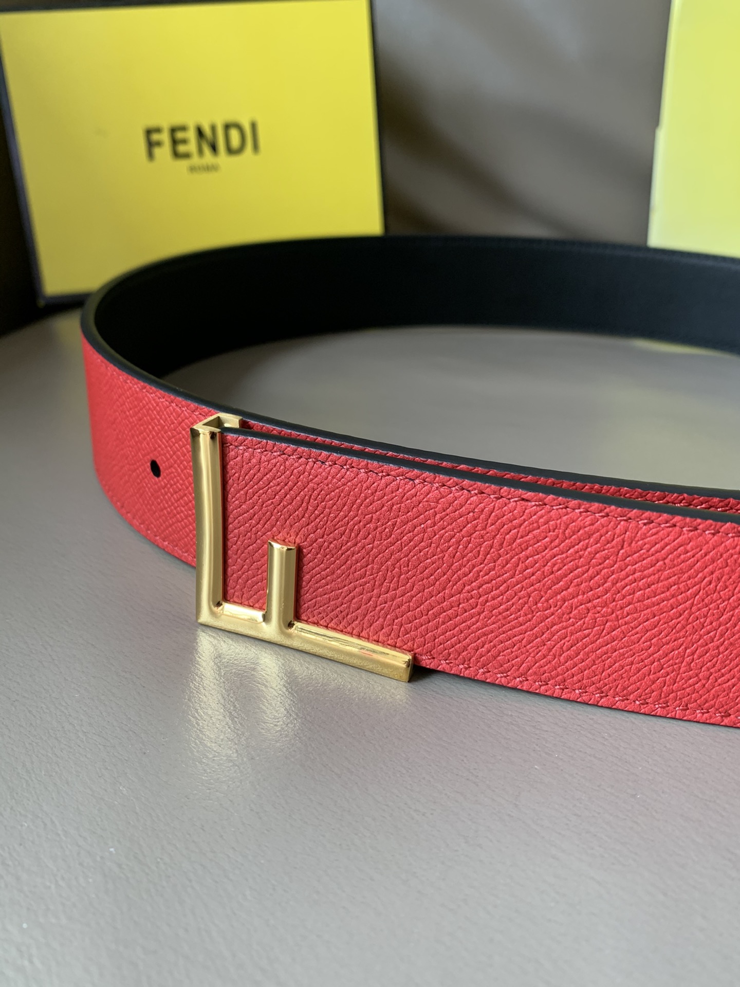 Fendi 五金做工精细 线条流畅 表面光滑 𝐙𝐏电镀工艺 香港通关【𝐇𝐀𝐀𝐒】 进口皮料
