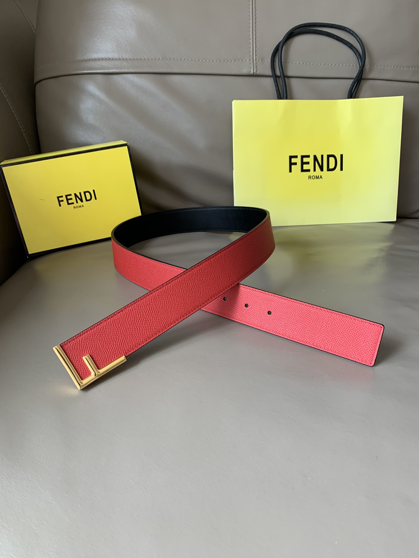 Fendi 五金做工精细 线条流畅 表面光滑 𝐙𝐏电镀工艺 香港通关【𝐇𝐀𝐀𝐒】 进口皮料
