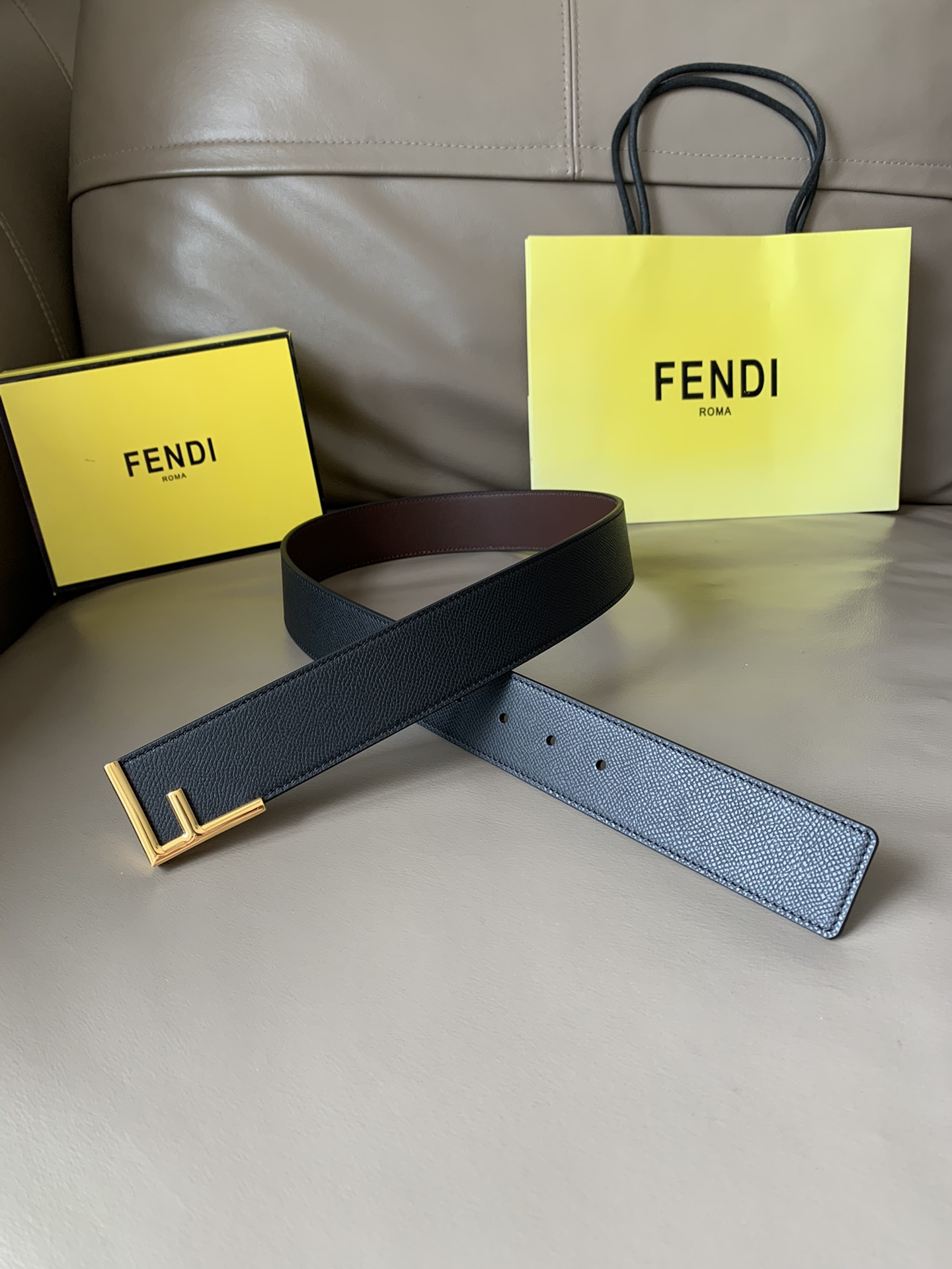 Fendi 五金做工精细 线条流畅 表面光滑 𝐙𝐏电镀工艺 香港通关【𝐇𝐀𝐀𝐒】 进口皮料