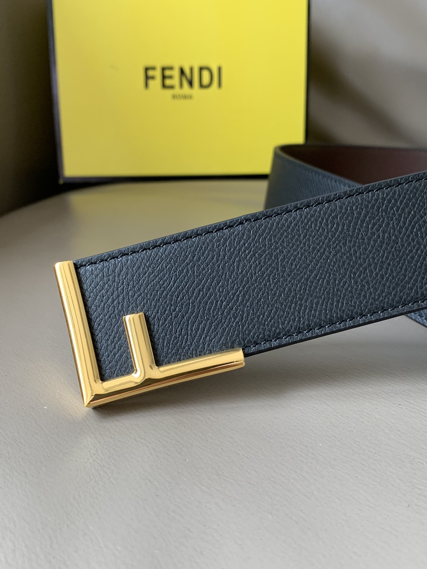 Fendi 五金做工精细 线条流畅 表面光滑 𝐙𝐏电镀工艺 香港通关【𝐇𝐀𝐀𝐒】 进口皮料