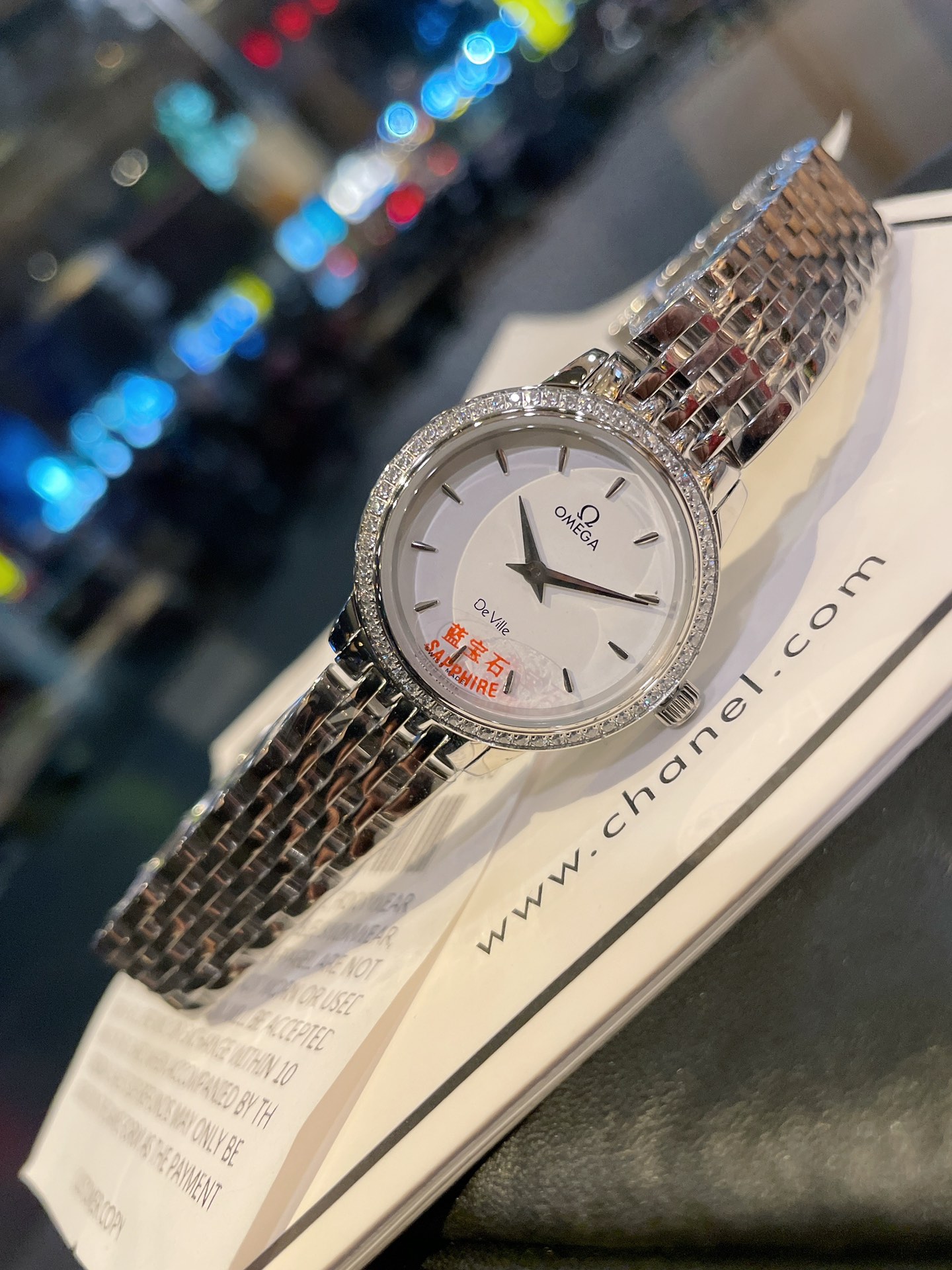 L0  光圈 钻圈  欧米茄 Omega 3 月再添，精美制作，媲美原单货的蝶飞系列女款，完美诠释了精雅与华美表壳和表带均采用316精钢，质感一流美得无与伦比原装进口瑞士石英机芯，质量保证指针采用花工艺，双面真透膜蓝宝石水晶玻璃。32mm和28mm两种尺寸可供选择，适合任何爱美的女神。匠心之作，彰显女性魅力