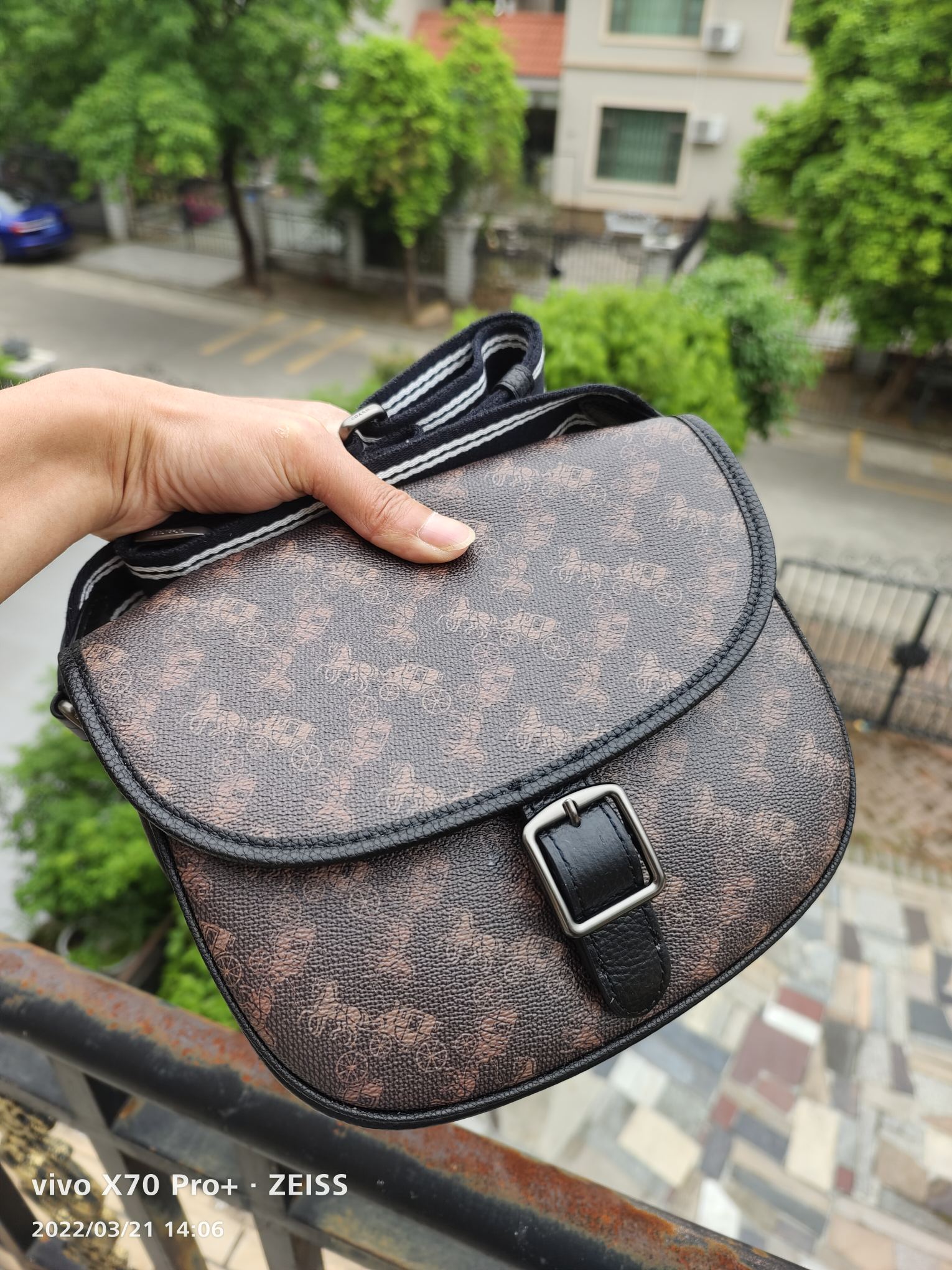 Coach 款号： C5383黑色 coach Hitch Crossbody Bag 主打休闲风 超大翻盖与易开合金属扣设计是日常通勤的不二之选 Horse & Carriage 印花