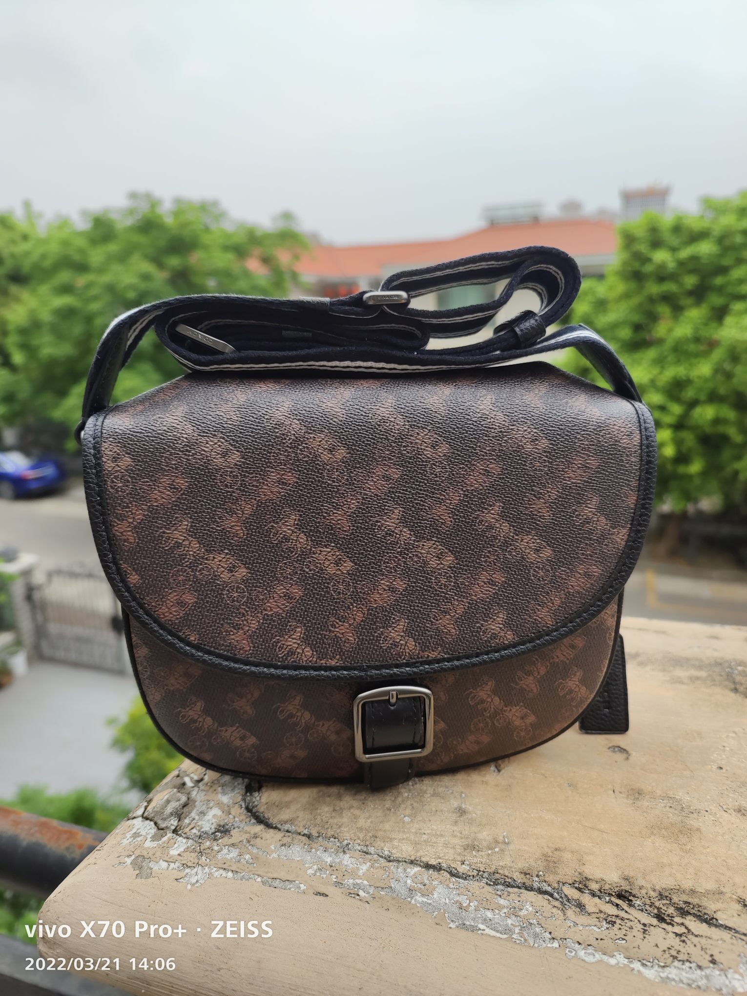 Coach 款号： C5383黑色 coach Hitch Crossbody Bag 主打休闲风 超大翻盖与易开合金属扣设计是日常通勤的不二之选 Horse & Carriage 印花