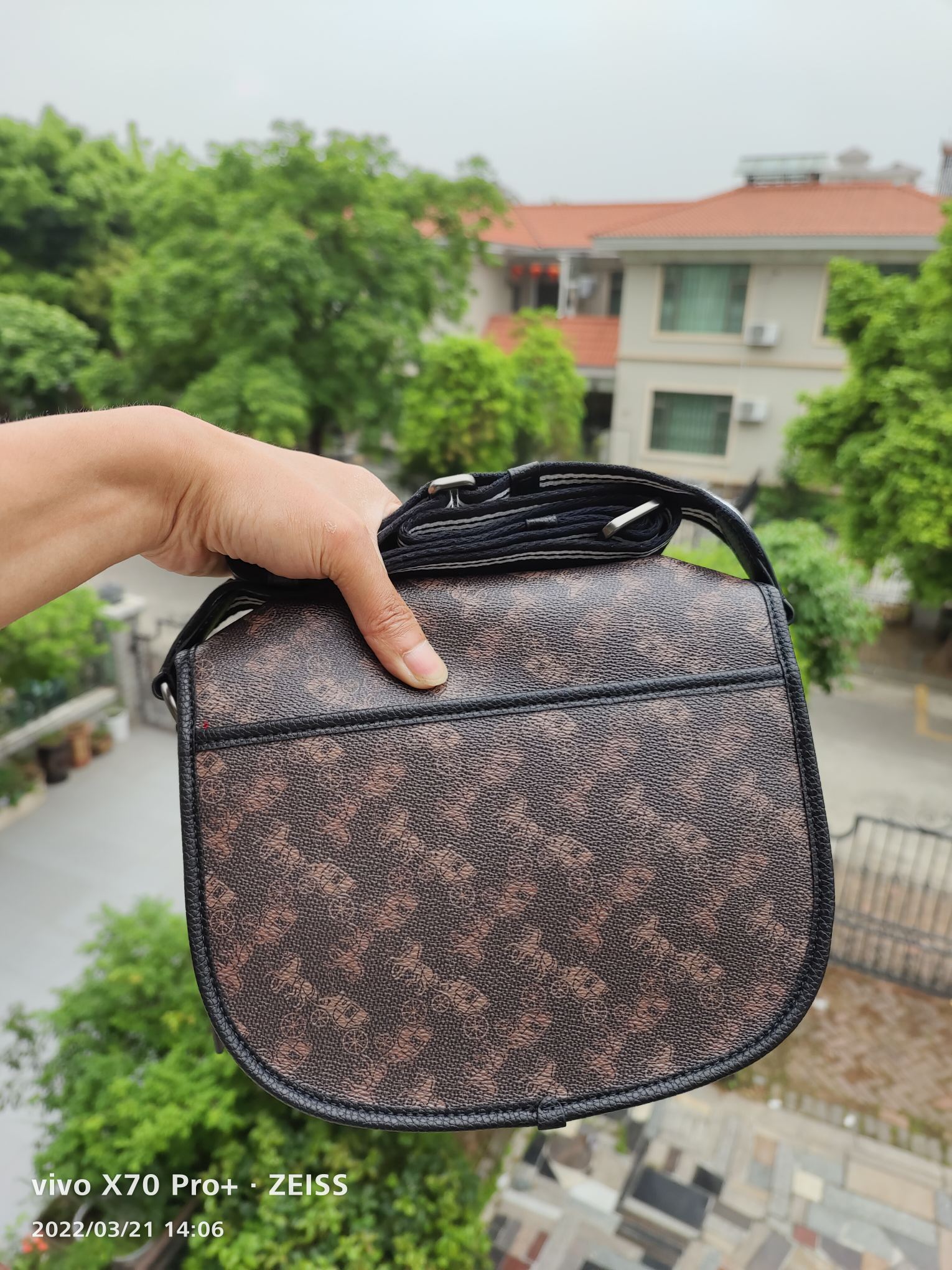Coach 款号： C5383黑色 coach Hitch Crossbody Bag 主打休闲风 超大翻盖与易开合金属扣设计是日常通勤的不二之选 Horse & Carriage 印花