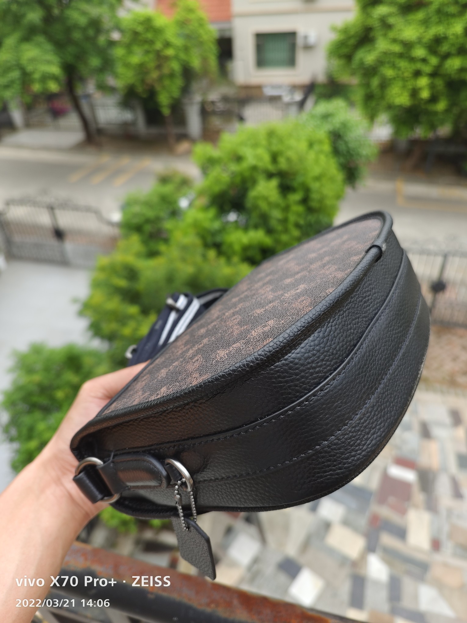 Coach 款号： C5383黑色 coach Hitch Crossbody Bag 主打休闲风 超大翻盖与易开合金属扣设计是日常通勤的不二之选 Horse & Carriage 印花