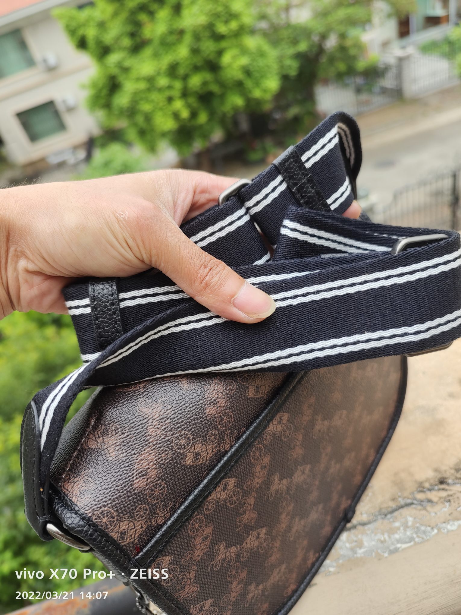 Coach 款号： C5383黑色 coach Hitch Crossbody Bag 主打休闲风 超大翻盖与易开合金属扣设计是日常通勤的不二之选 Horse & Carriage 印花