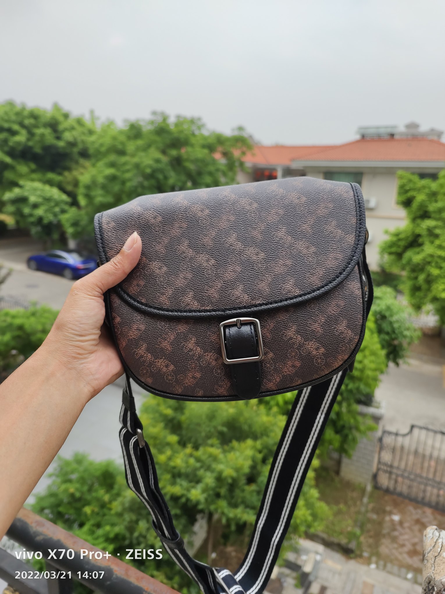 Coach 款号： C5383黑色 coach Hitch Crossbody Bag 主打休闲风 超大翻盖与易开合金属扣设计是日常通勤的不二之选 Horse & Carriage 印花