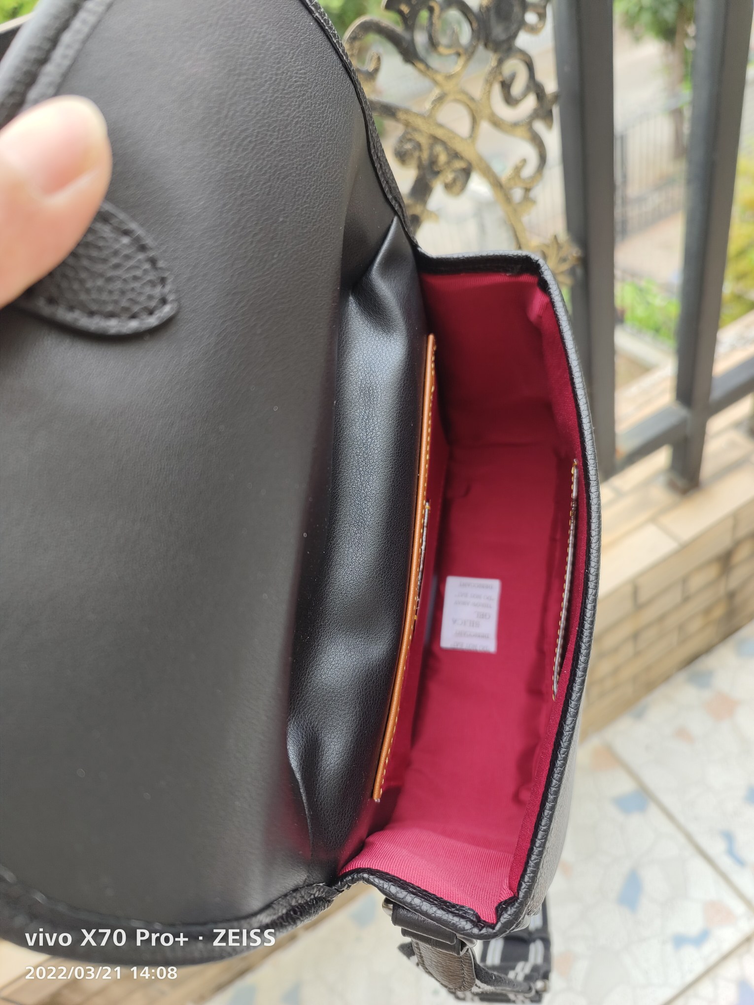 Coach 款号： C5383黑色 coach Hitch Crossbody Bag 主打休闲风 超大翻盖与易开合金属扣设计是日常通勤的不二之选 Horse & Carriage 印花