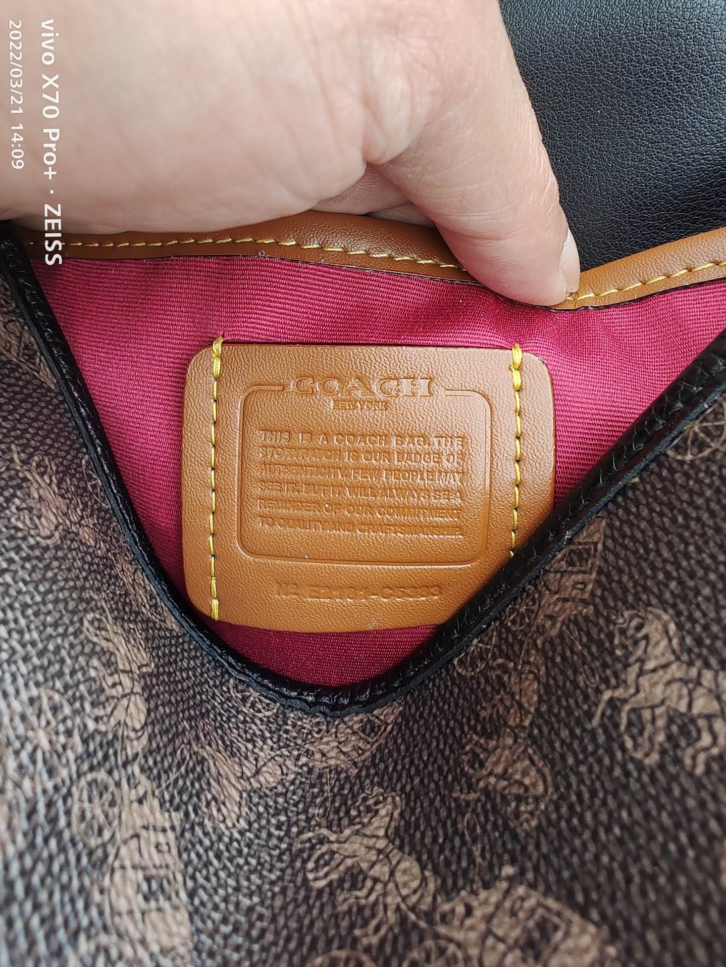 Coach 款号： C5383黑色 coach Hitch Crossbody Bag 主打休闲风 超大翻盖与易开合金属扣设计是日常通勤的不二之选 Horse & Carriage 印花