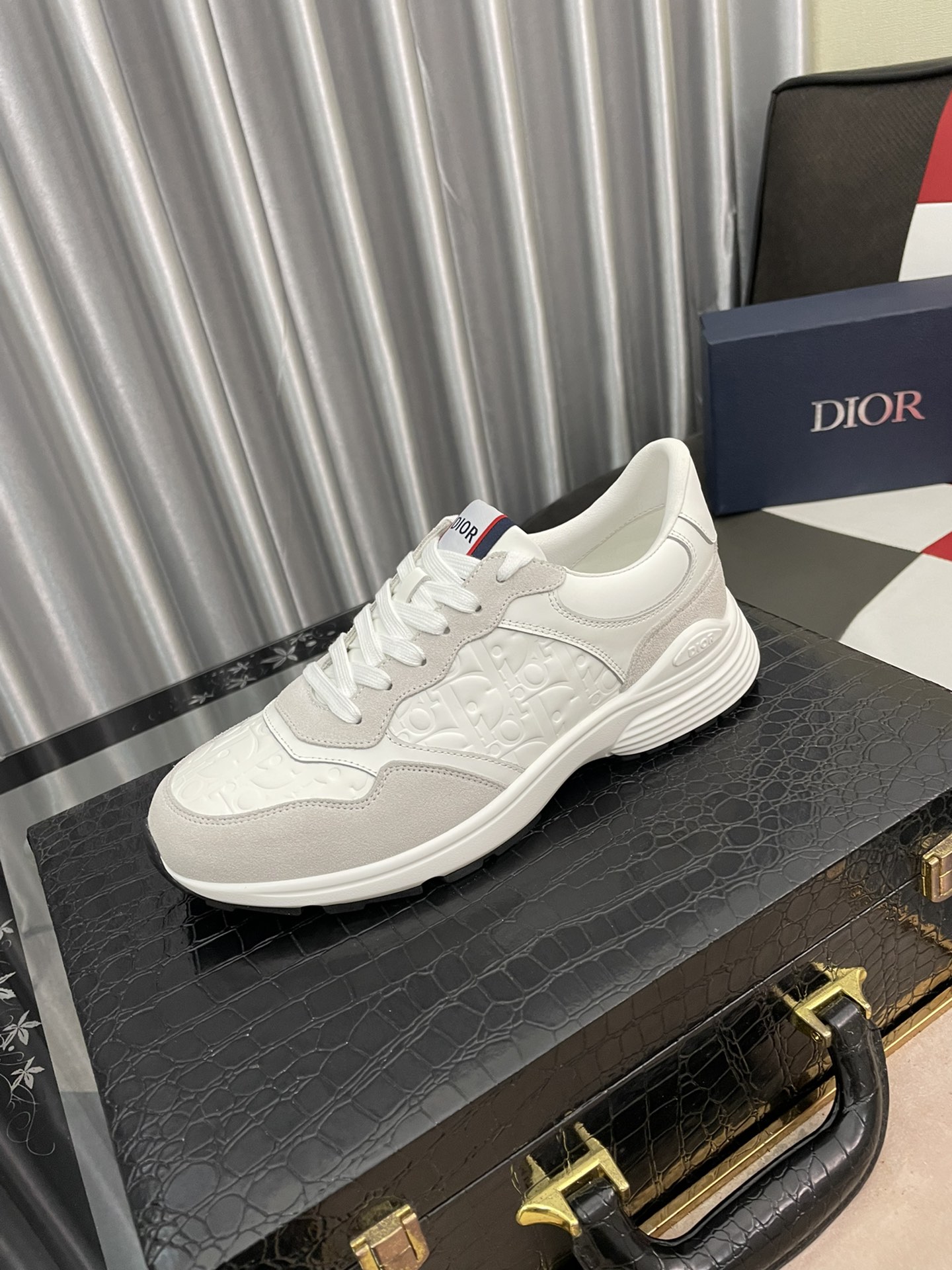 J5   Dior  🆕低帮B02休闲运动鞋，采用头层牛皮搭配印花帆布精心制作，侧身头层牛皮装饰，双色橡胶鞋底、后侧鞋口和鞋跟处均带有品牌标志性细节，提升格调。时尚百搭，可为各式造型增光添彩。塑造独具动感活力与摩登气息的精致设计，这款鞋履为迪奥的典藏传承再赋新彩，尽显现代优雅格调。