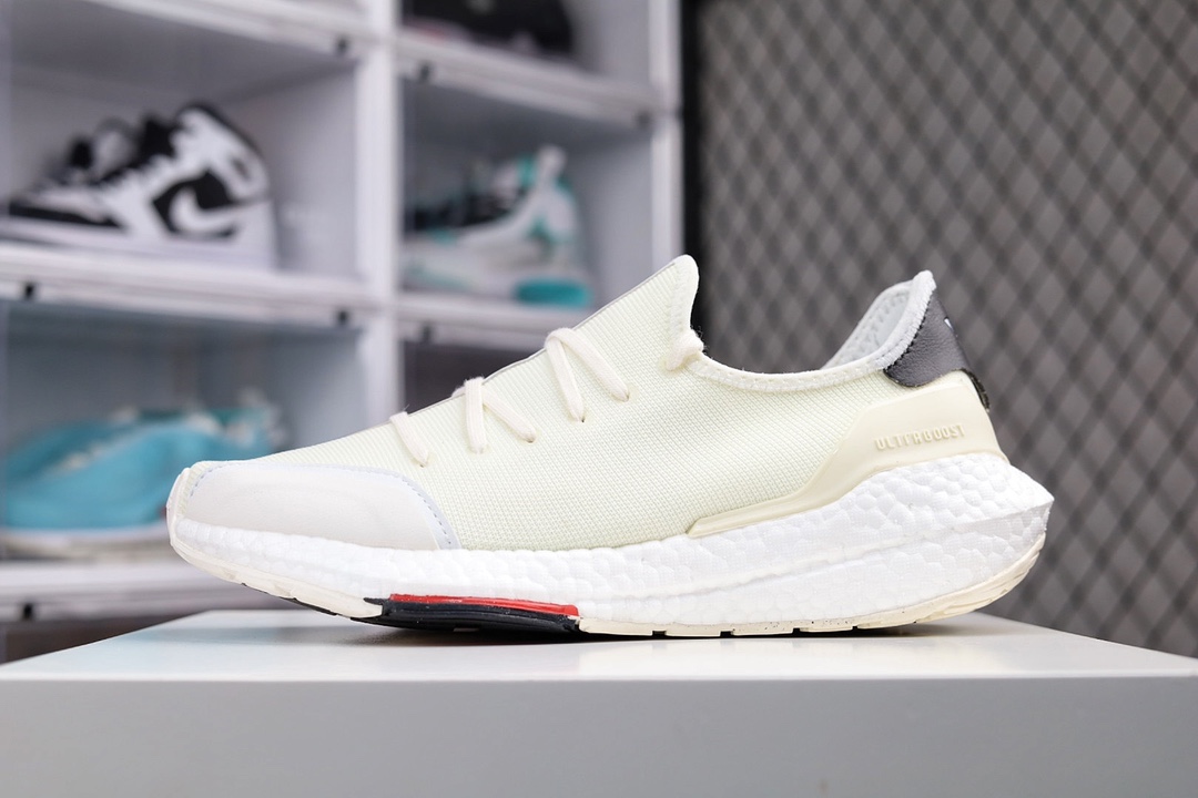 G5 Adidas Y3 Ultra Boost 山本耀司缓震休闲运动跑鞋 强势首发出货 筹备了接近2个月 就为了完美呈现 专柜 代购同步火热爆款 真爆米花加厚轻质鞋底 韩国进口客供弹力网布 细腻丝滑 弹力超好 韧性就好不变形不易起球 真皮加软胶皮装饰鞋头 现代感十足 经典的黑白撞色 标准的前卫美学与运动科技的强势融合 巴斯夫真爆大底搭配科技轻质橡胶底层 完美诠释运动美 一脚蹬设计风格 系带调控尺度 后跟真皮Y-3压纹logo细节 ULTRABOOST软质橡胶包裹后跟 标准运动版型 材质做工看细节 高版顶级品质 对比×225YF