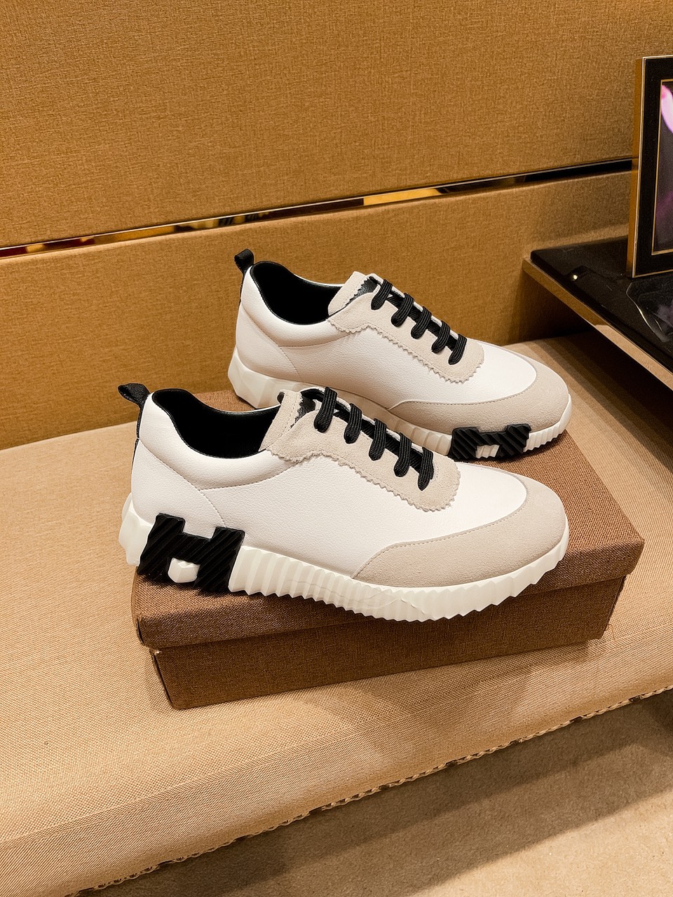 NO:355929,[Hermes] High-end Men's Shoes Brand Official Website 11's latest masterpiece upper is made of Italian imported cowhide with comfortable and breathable inner original non-slip and wear-resistant outsole, making walking more convenient and comfortable!  Exclusive new style, amazing work, beautiful 11 ​​replica [color] compared to the official quality!  Create a fashionable personality to set off your uniqueness!  Must-have for trendy men! Classic size: 38-44 Color Multi-color available, hermes, cowhide19860909【 爱马仕】男鞋高端品牌 官网11最新力作鞋面采用意大利进口头层牛皮搭配舒适透气内里原版防滑耐磨大底制作,让行走更加便捷舒适！独家新款,惊世之作,与官方的质量相比美的11复刻[色]！打造时尚个性衬托你的与众不同！潮男必备!经典尺码:38-44 颜色 多色可选,,hermes,cowhide,Men's shoes