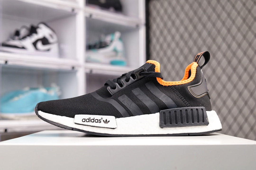 G0 公司级巴斯夫阿迪达斯 Adidas NMD R-1街头风经典百搭跑步鞋 以鞋型、角度和面料，力求展现 adidas创新传统，采用时髦廓形，以抢眼外形诠释经典细节，为鞋款注入活力。搭配 Boost中底，助你舒适迈步×699YF
