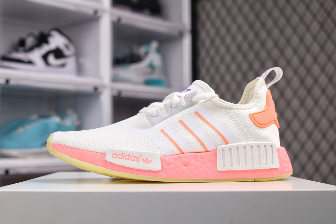 G0 公司级巴斯夫阿迪达斯 Adidas NMD R-1街头风经典百搭跑步鞋 以鞋型、角度和面料，力求展现 adidas创新传统，采用时髦廓形，以抢眼外形诠释经典细节，为鞋款注入活力。搭配 Boost中底，助你舒适迈步×699YF